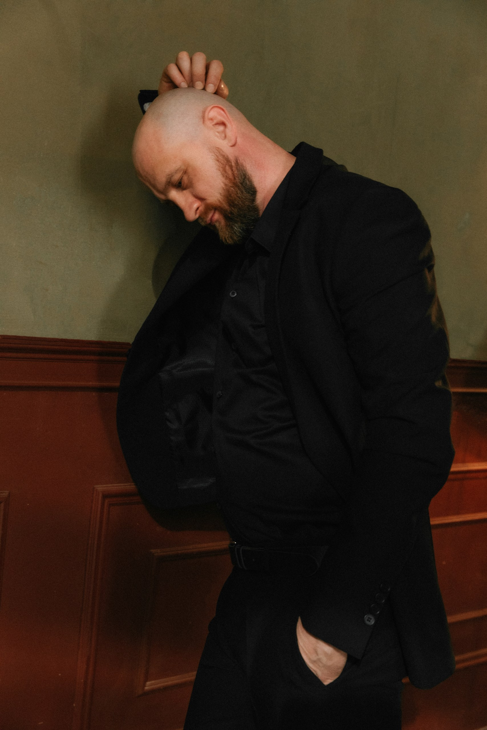 Необычный художественный портрет мужчины для экспертных интервью, фотосессия в Санкт-Петербурге для экспертного контента.