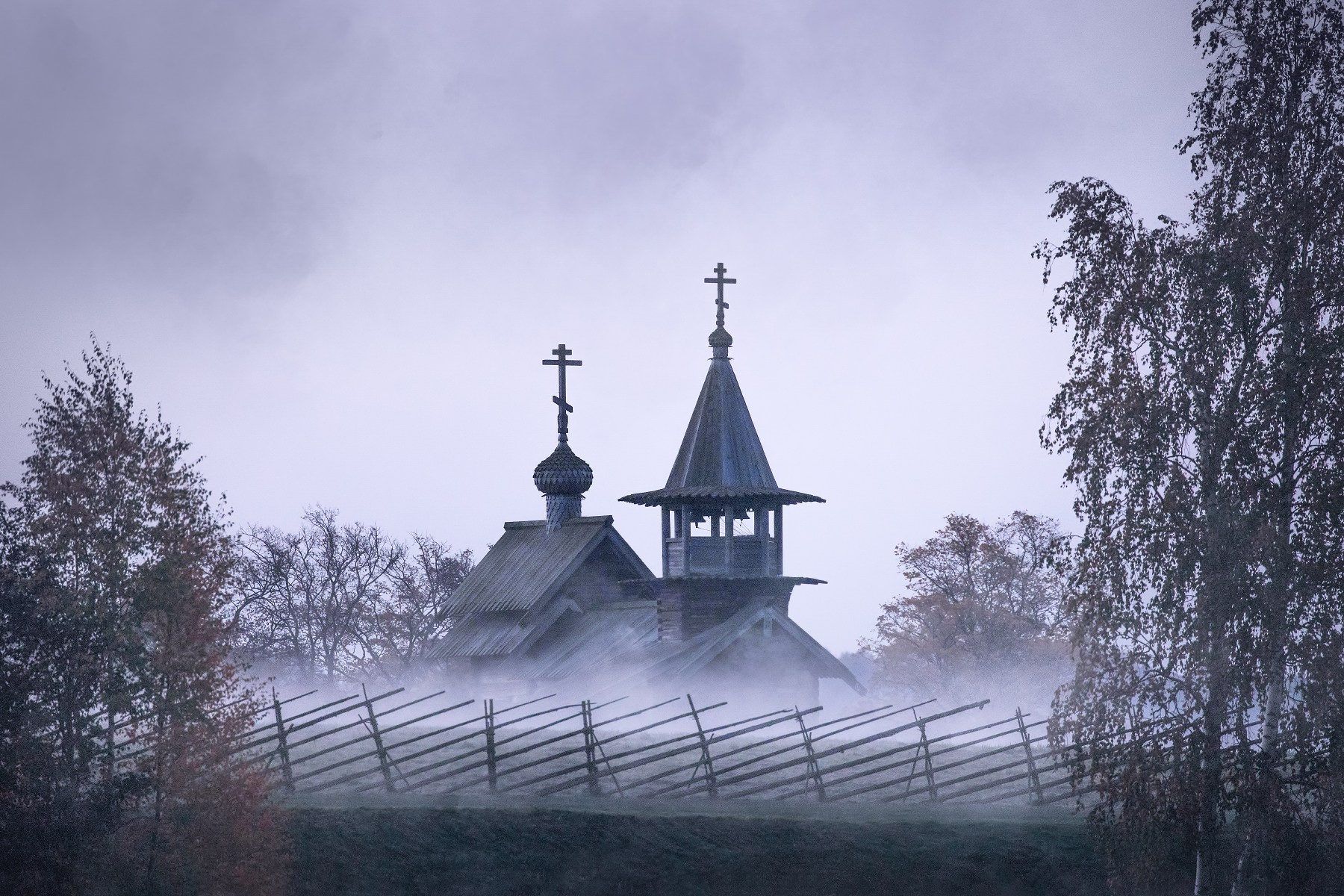 Русский Север, остров Кижи, часовня Архангела Михаила из Леликозера, туман