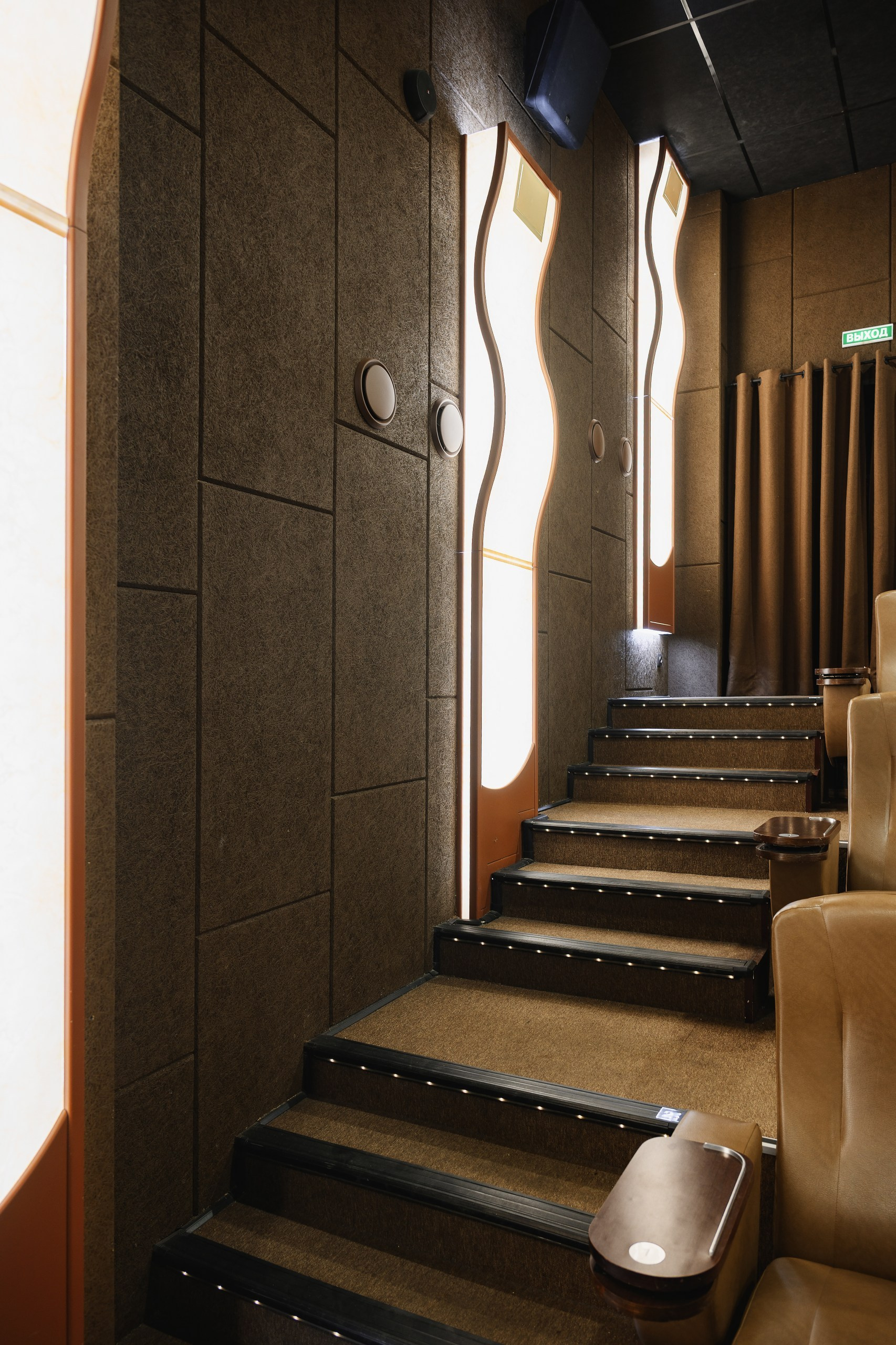 Фотосъемка VIP зала киноцентра в Петропавловске-Камчатском. Профессиональная фотосъемка интерьера VIP зала в Петропавловске-Камчатском. Стильная фотосессия кинозала премиум-класса в Петропавловске-Камчатском. Красивый интерьер кинотеатра в Петропавловске-Камчатском.