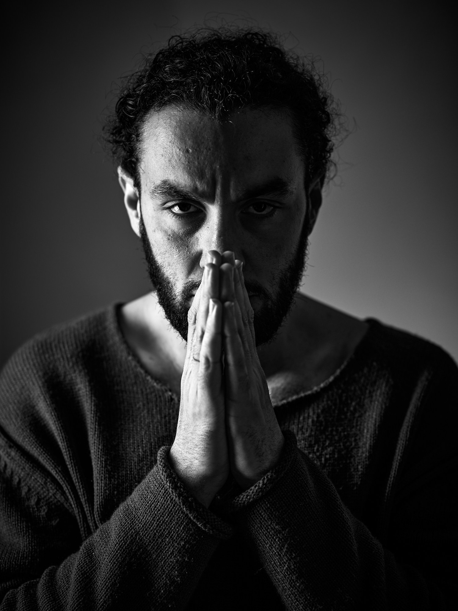 Студийный чёрно-белый портрет с драматическим светом