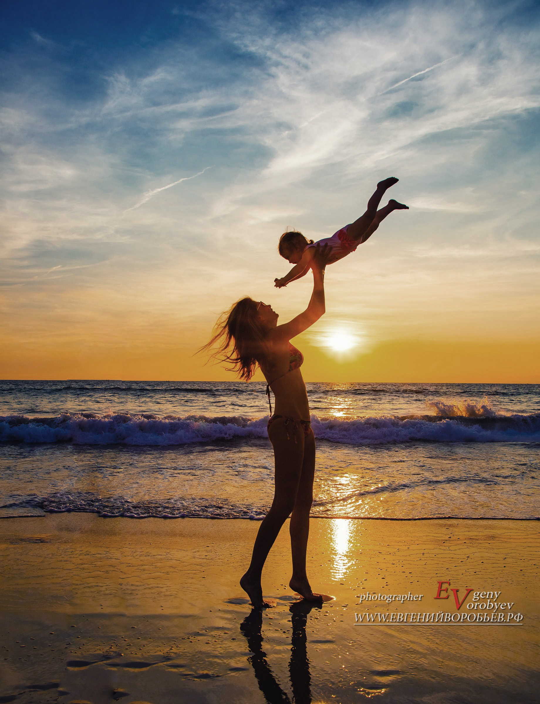 Семейная фотосессия фотограф на Пхукете цена стоимость заказать описание услуг фотосъёмка пляж отель экскурсия красивые места примеры фото позы идея забронировать фотосессию море пляж ката Карон Найхарн Патонг Майкао ката ной Найтон Панва Phuket Patong Naiharn kata karon Mai Khao Nai Thon Beach