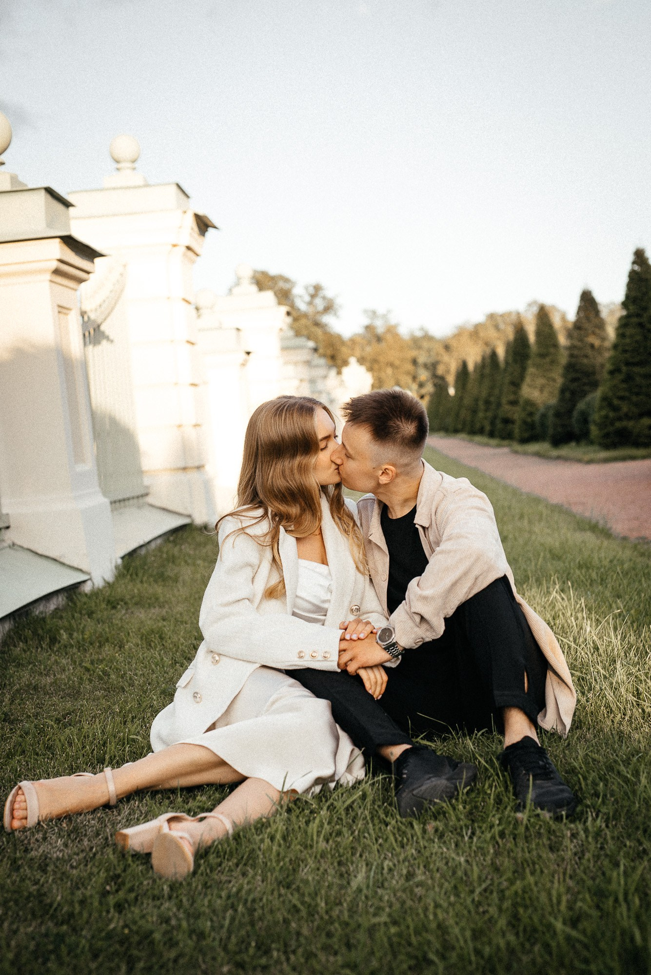 Пара сидит на траве в парке Ораниенбаума