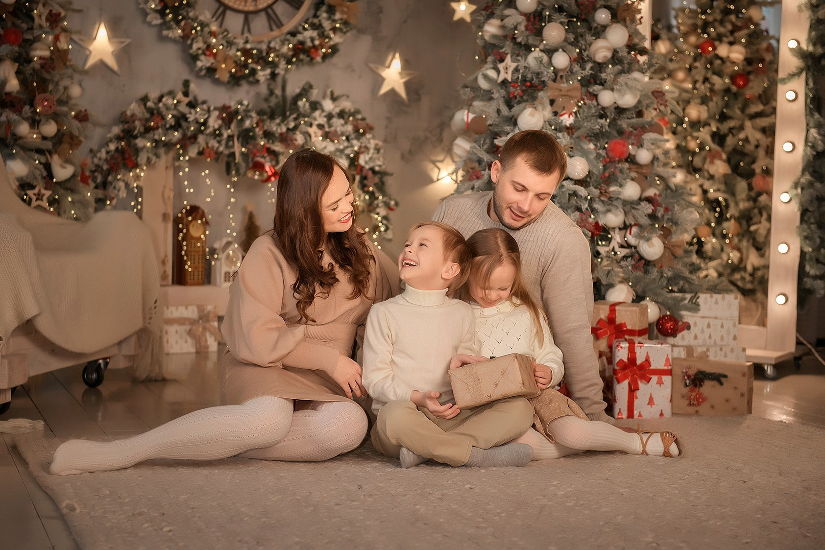 Новогодняя семейная фотосессия в студии. Домашняя новогодняя фотосессия. Заказать фотосессию