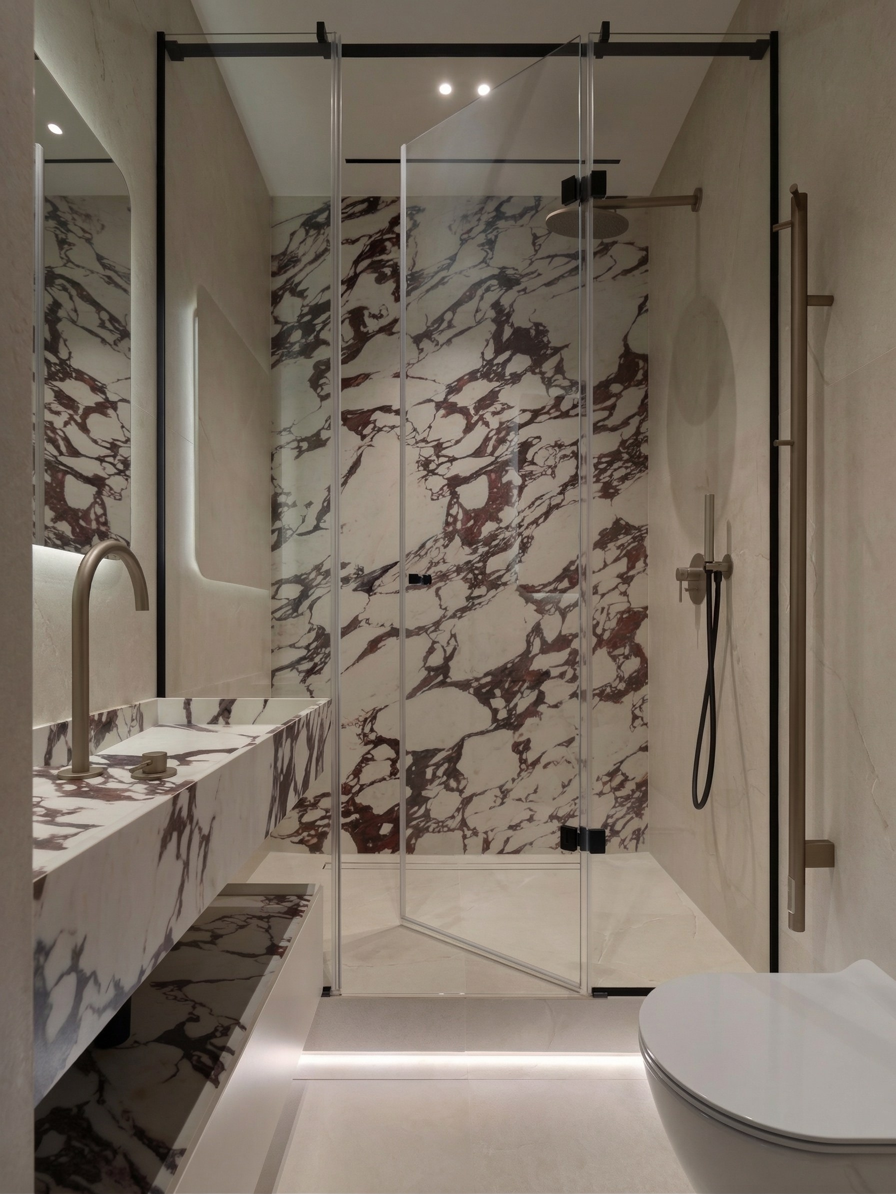 Дизайн душевой зоны от Валерии Котович: акцентная стена из мрамора с винным рисунком, парящая подсветка пола и черные графичные профили.
