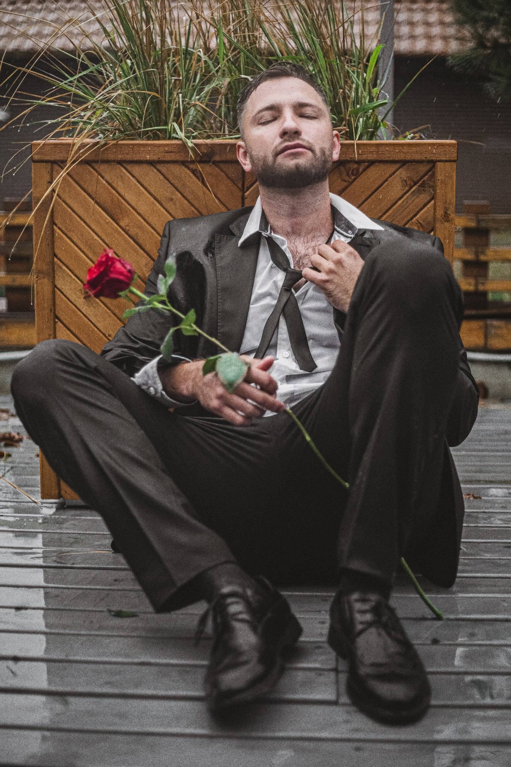 фотосессия в черном костюме