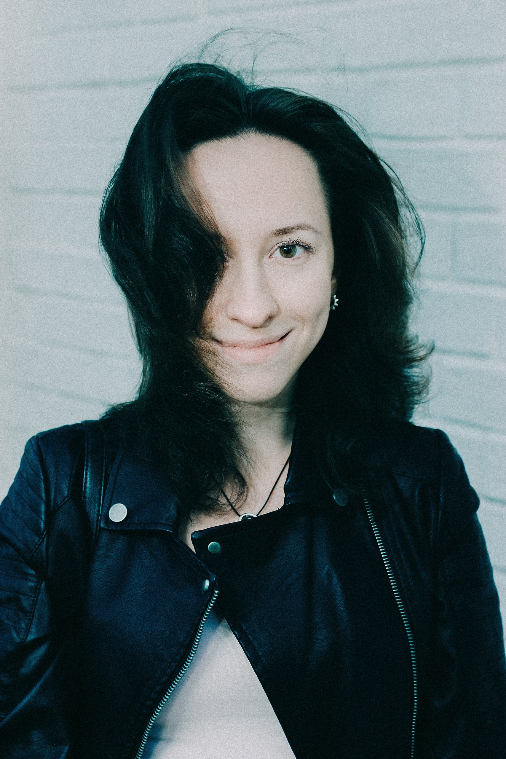 портретная съемка для девушки с темными волосами