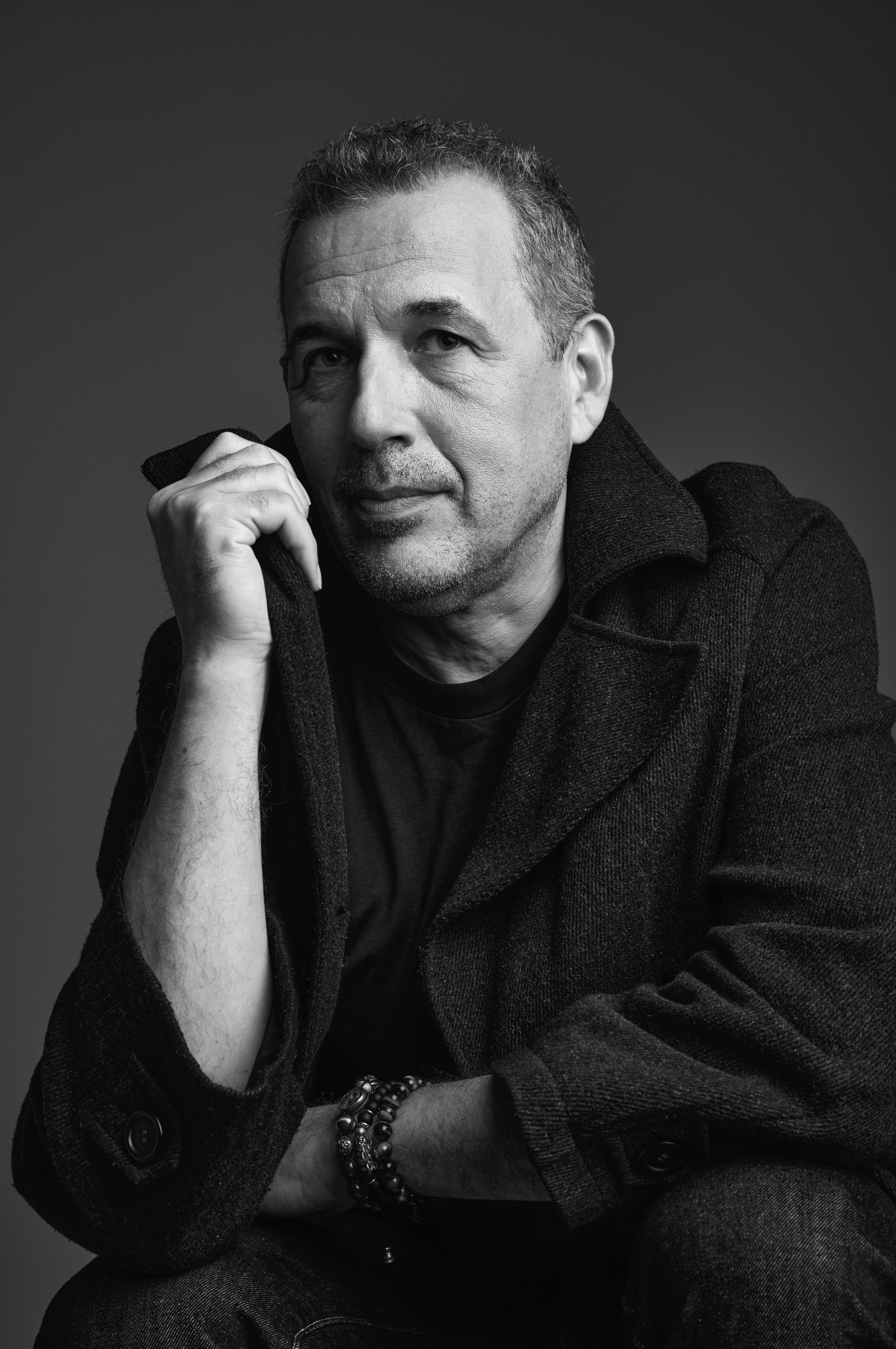 Эмоциональный чёрно-белый портрет крупным планом