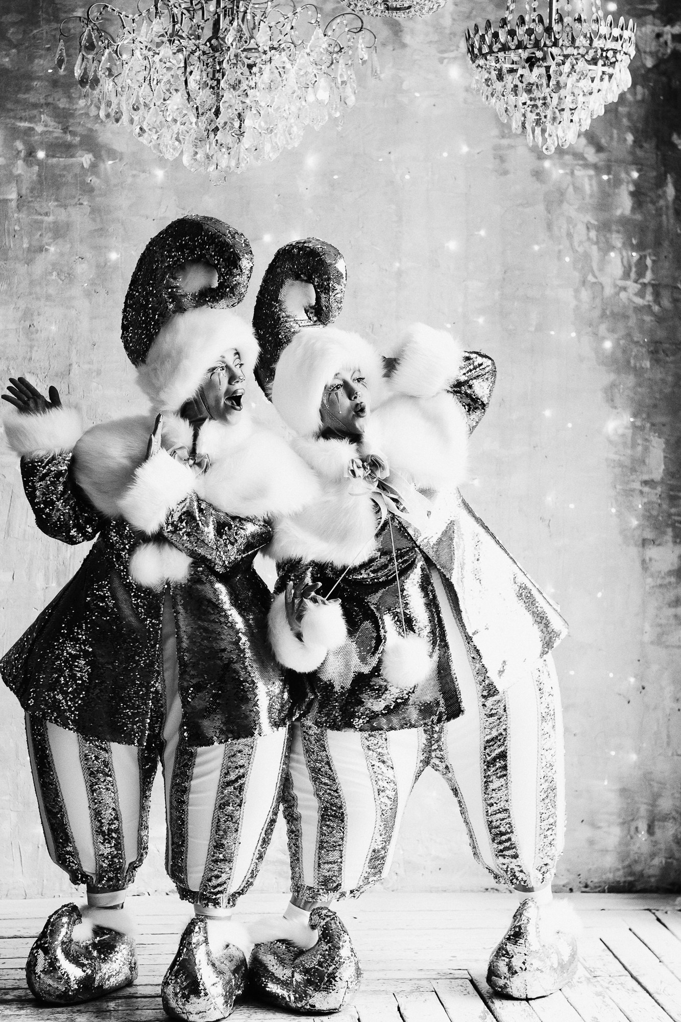 Чёрно-белые и цветные кадры перформанса с гномами в золотых костюмах