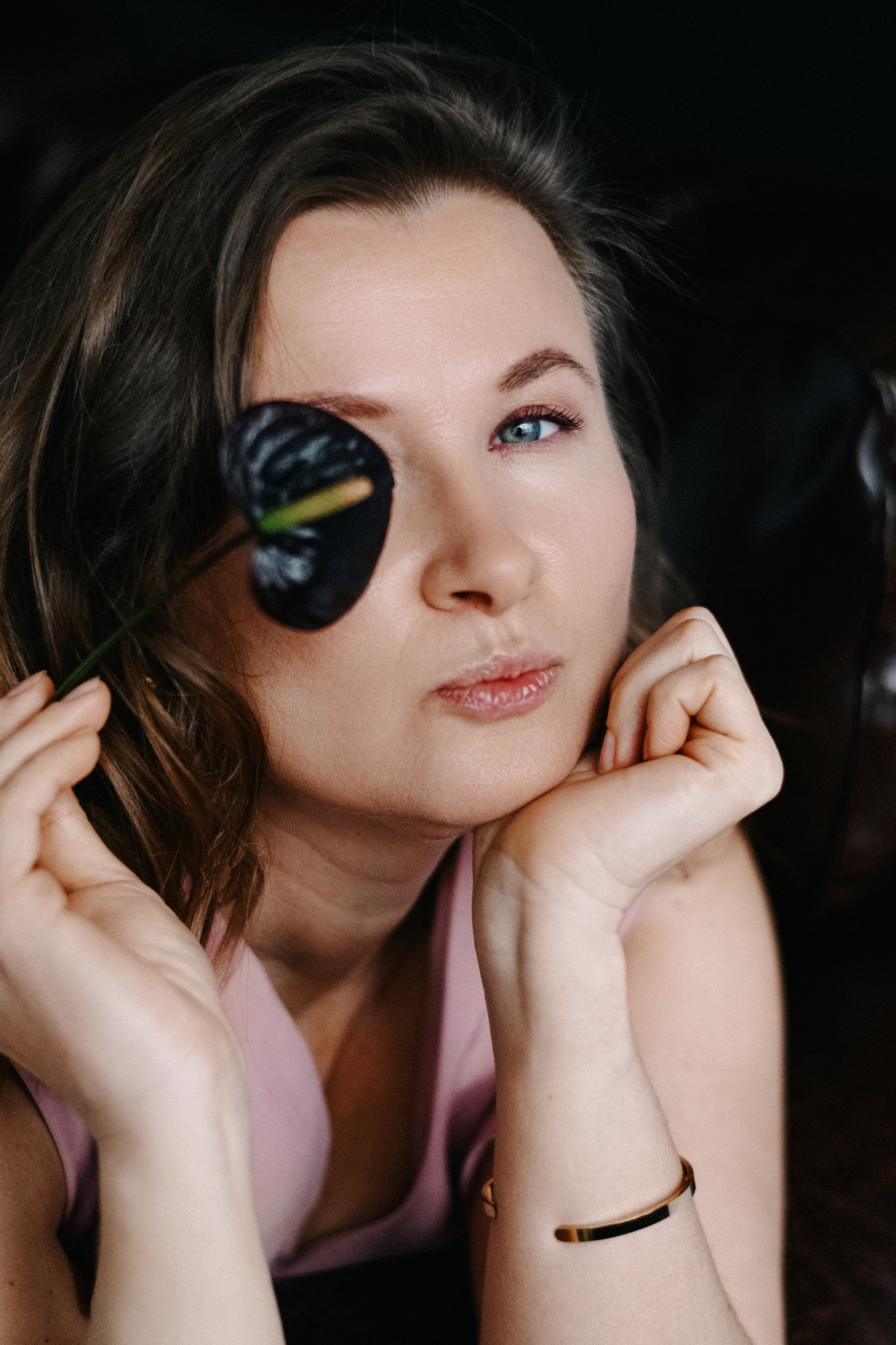 Арт-фотосессия с цветком, крупный план, студия Freedom