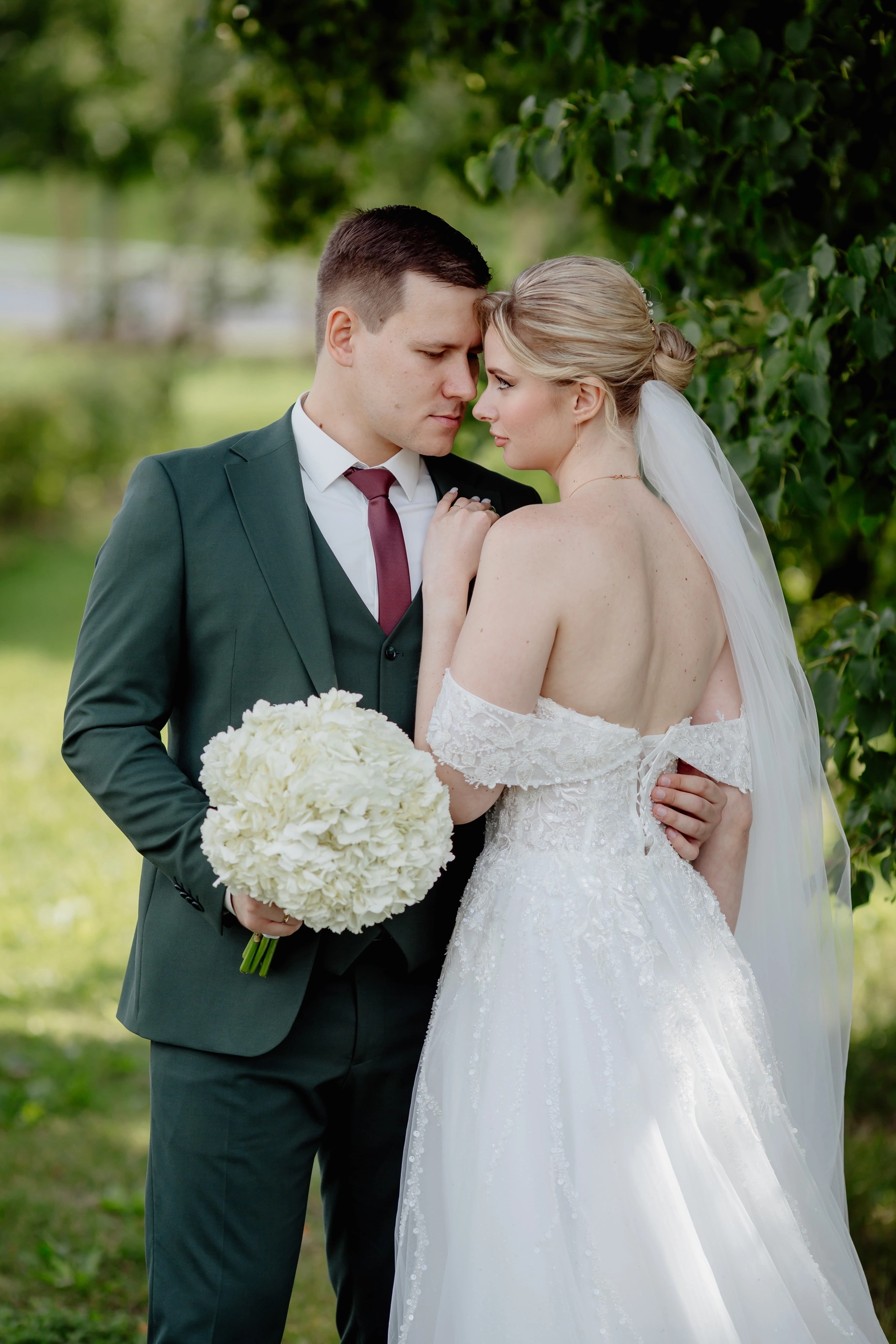 Молодожены: Даниил и Вера в парке Зеленограда. Свадебный фотограф Александр Абрамов Москва / Зеленоград