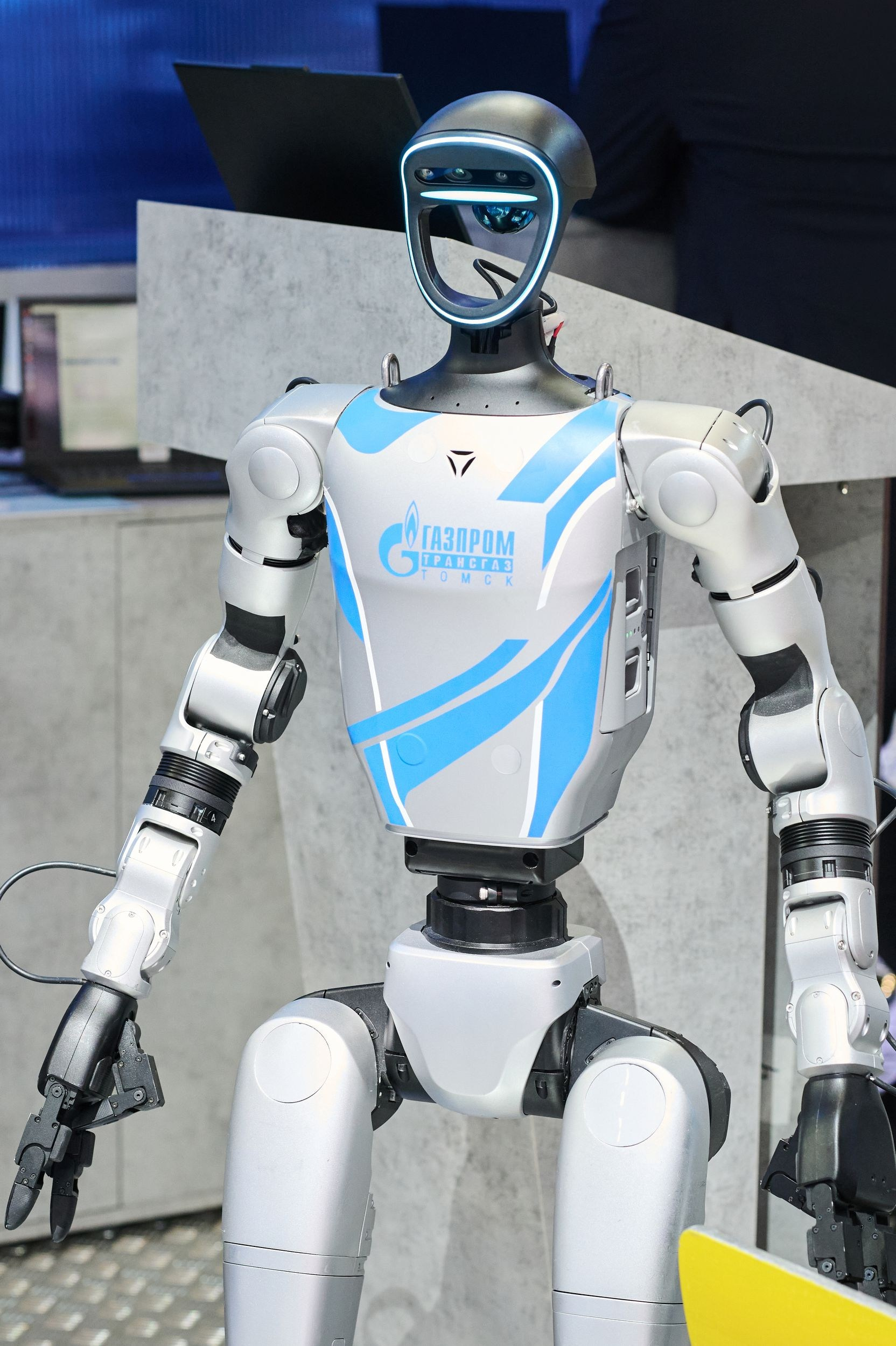Робот на выставочном стенде Петербургского международного газового форума 2025 в Экспофоруме, средний план