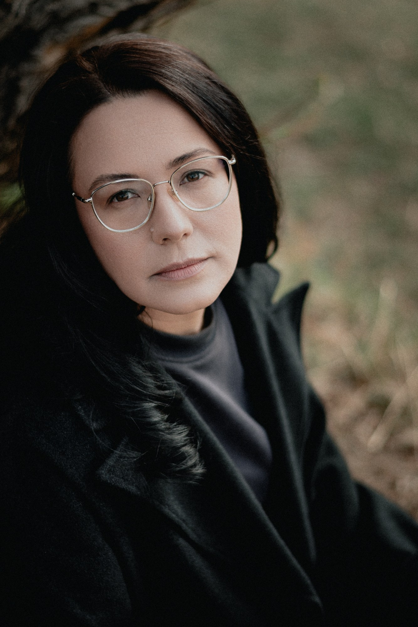 Крупный план девушки в очках, блики и отражения, кинематографичная съемка в Тюмени