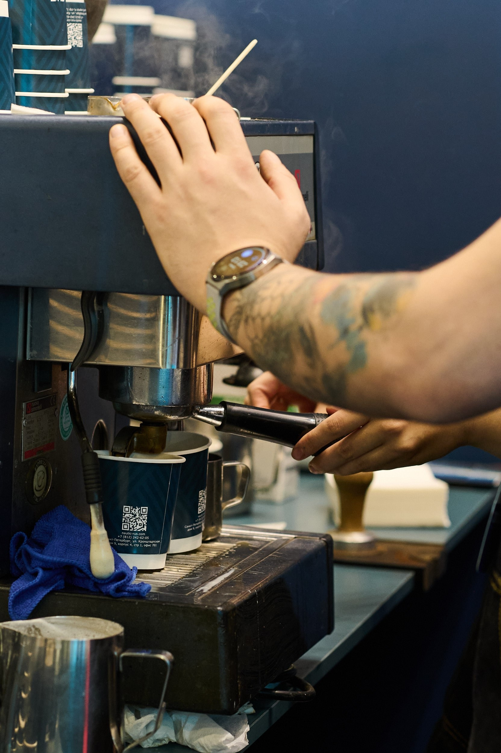 Бариста готовит кофе на стенде Nautic Rus. Выставка Seafood Expo Russia 2025, Экспофорум, Санкт‑Петербург.