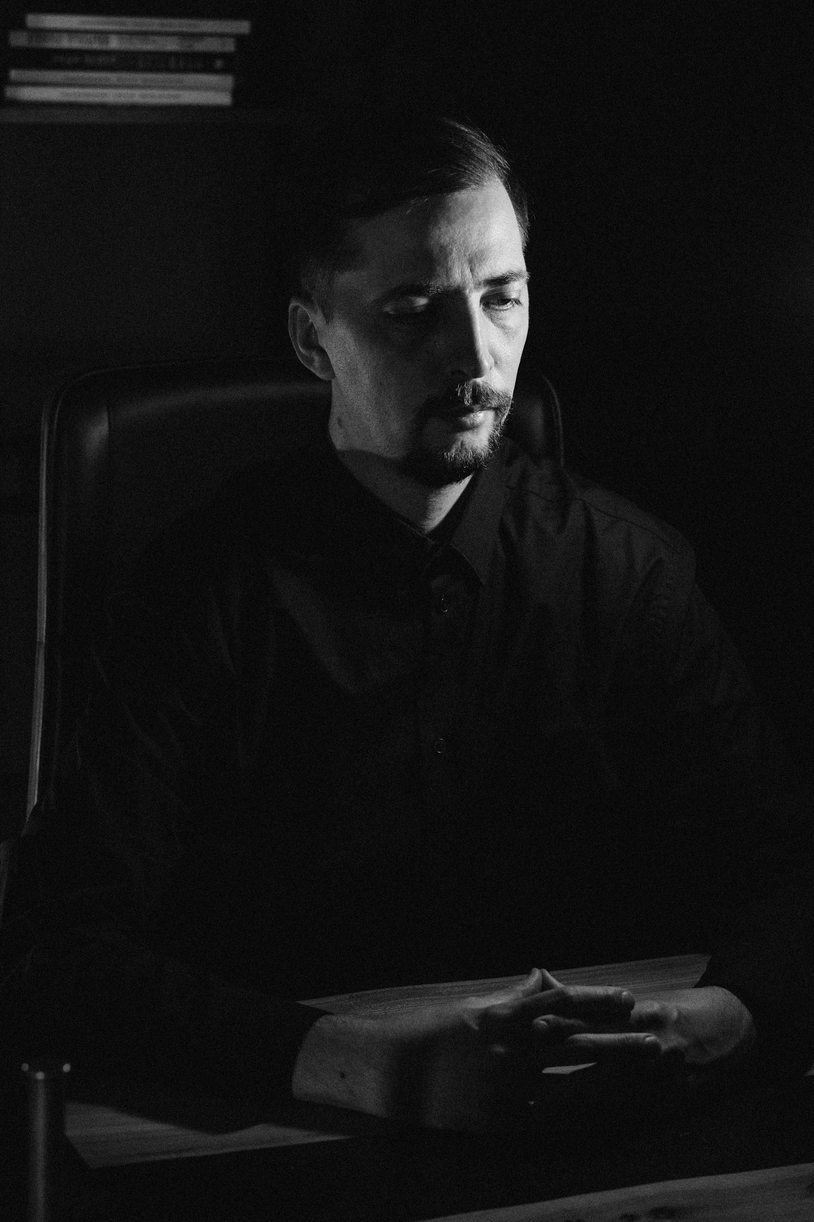 мужской фотограф Алматы Бизнес фотограф алматы Корпоративный фотограф алматы Бизнес портрет алматы подарить сертификат схъемка мужская подарок мужчине