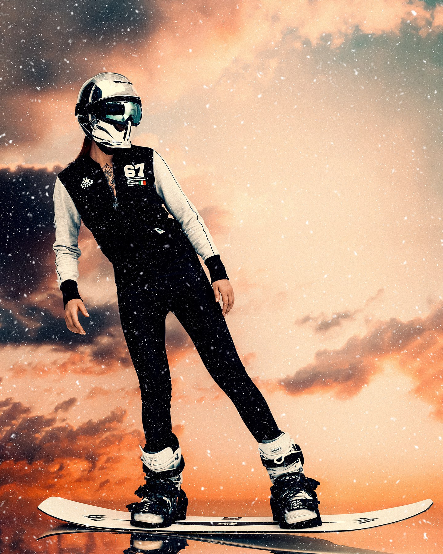 Девушка в костюме сноубордиста в экипировке позирует на закатном фоне