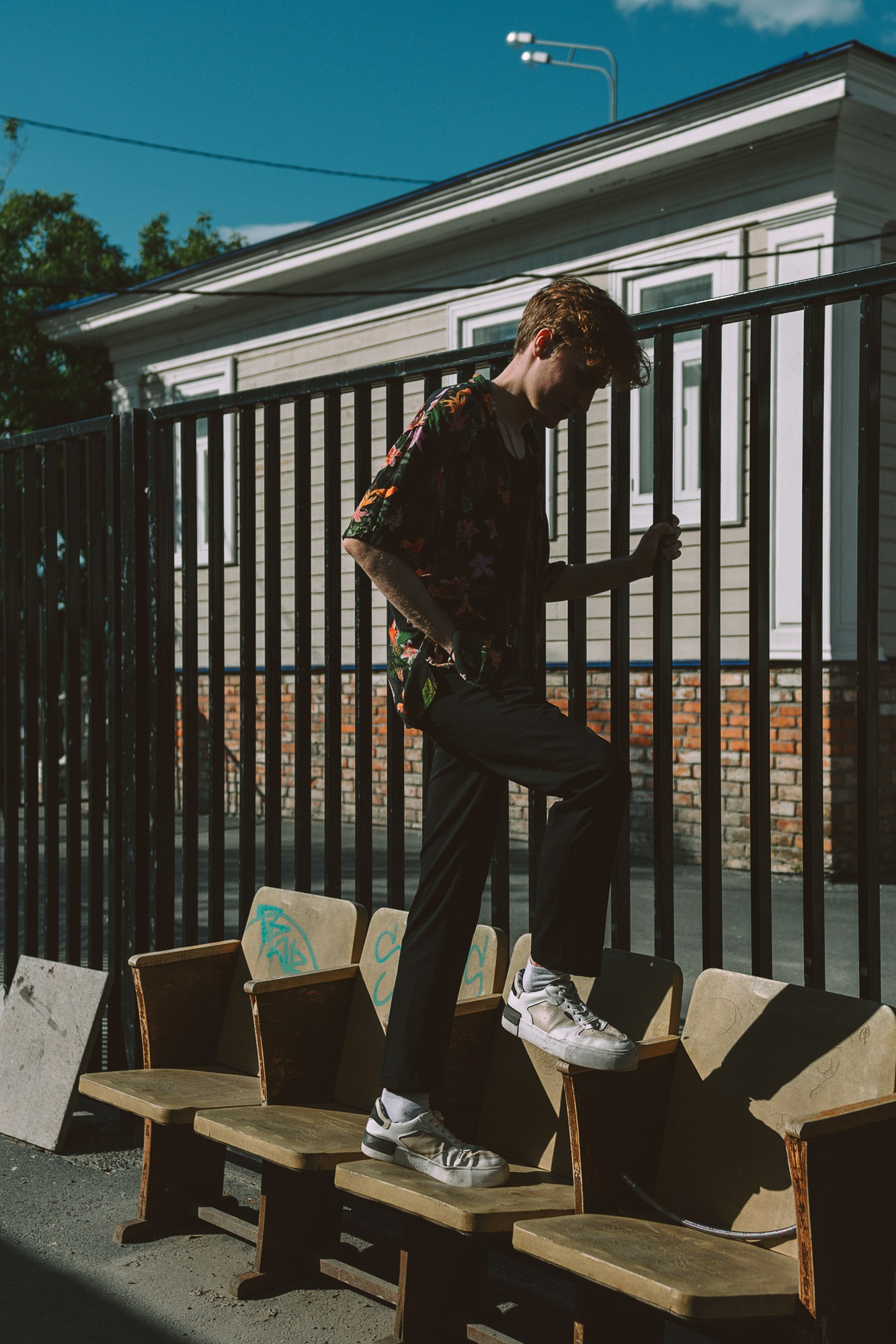 Стрит-фотосессия в Тюмени — Surf Coffee, Бар Двор. Портретный фотограф Тюмень Дарья Мустафина