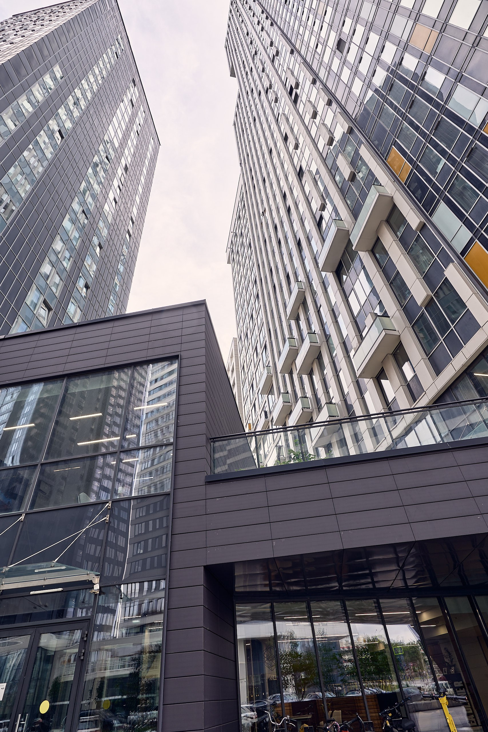 Архитектурная фотография: высотки ЖК Headliner под пасмурным небом