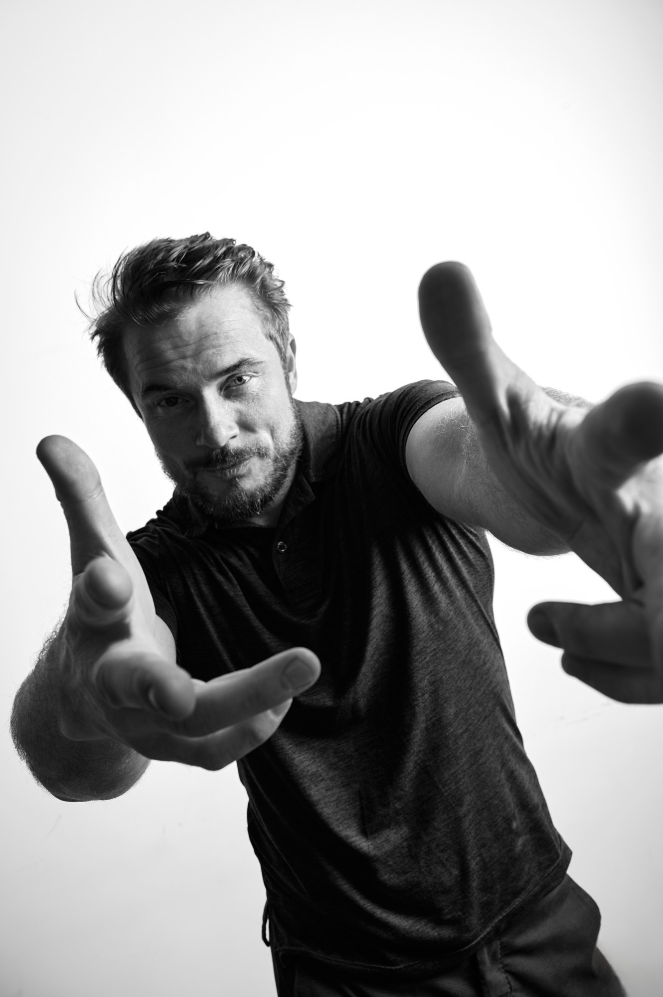 Чёрно-белый портрет мужчины в студии с выразительным светом