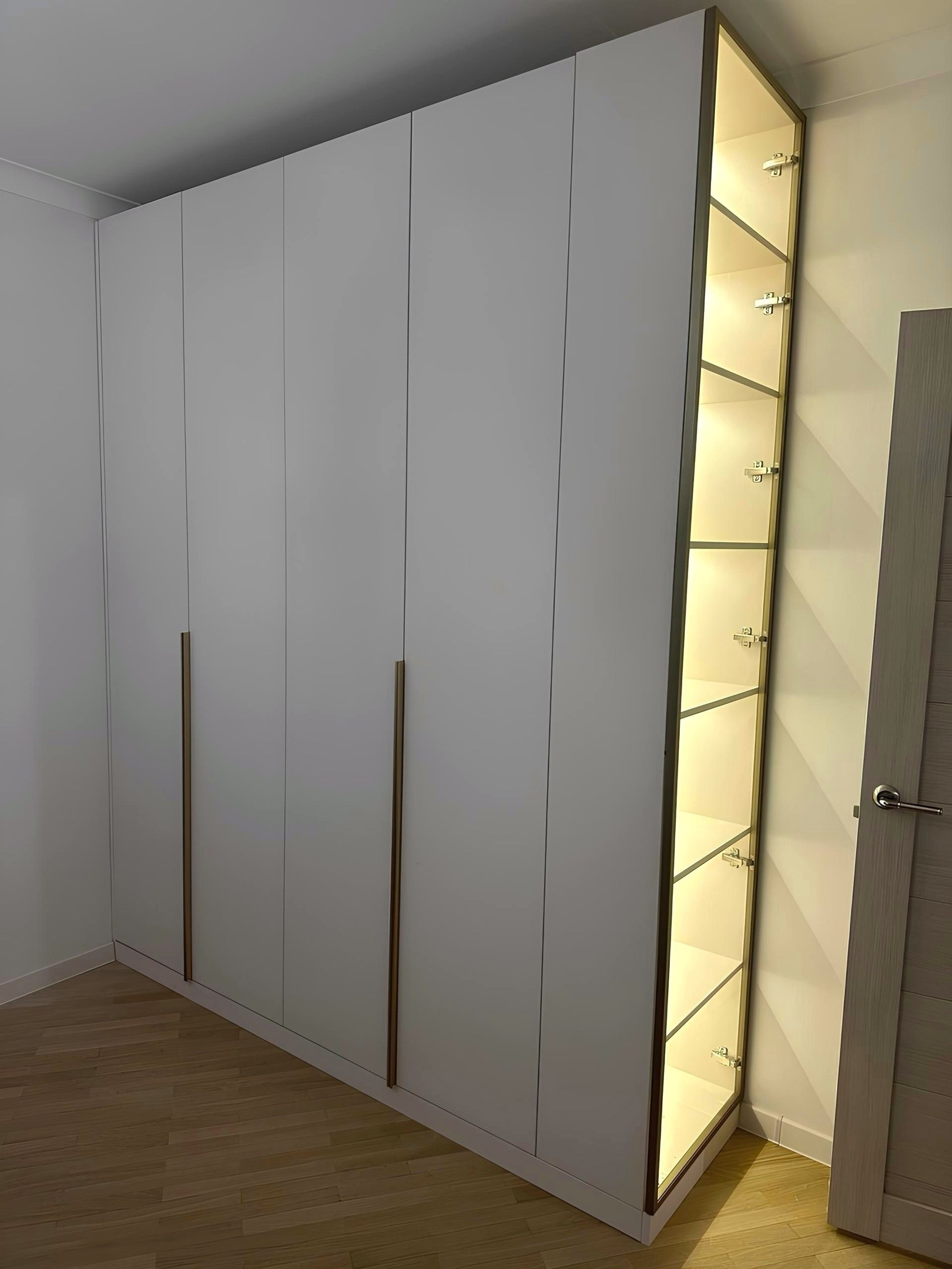 шкаф на заказ по индивидуальным размерам в Москве, Люберцах - шкаф в белом цвете с подсветкой заказать в Москве