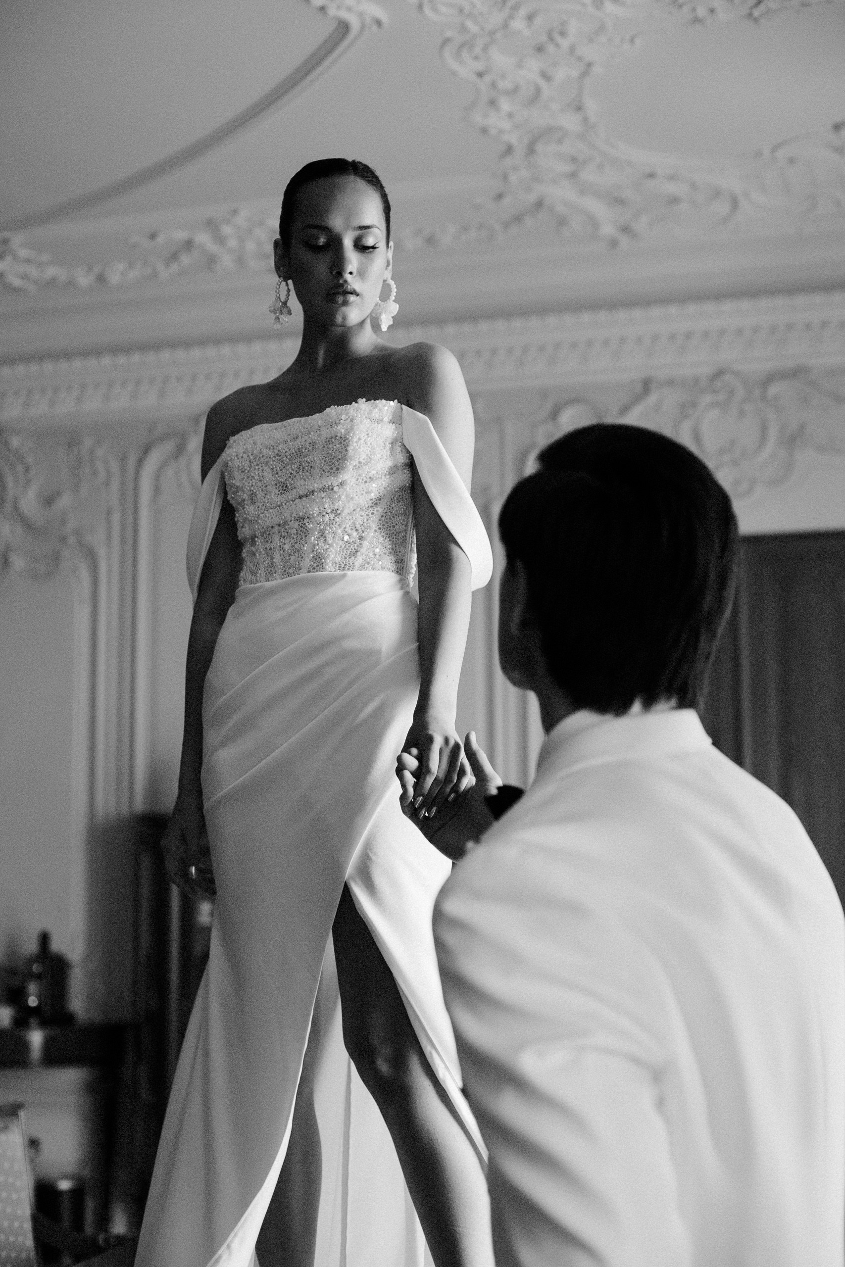 Чёрно-белая фотография невесты в платье и жениха в белом костюме — съёмка в Trezzini Palace Hotel, Санкт-Петербург