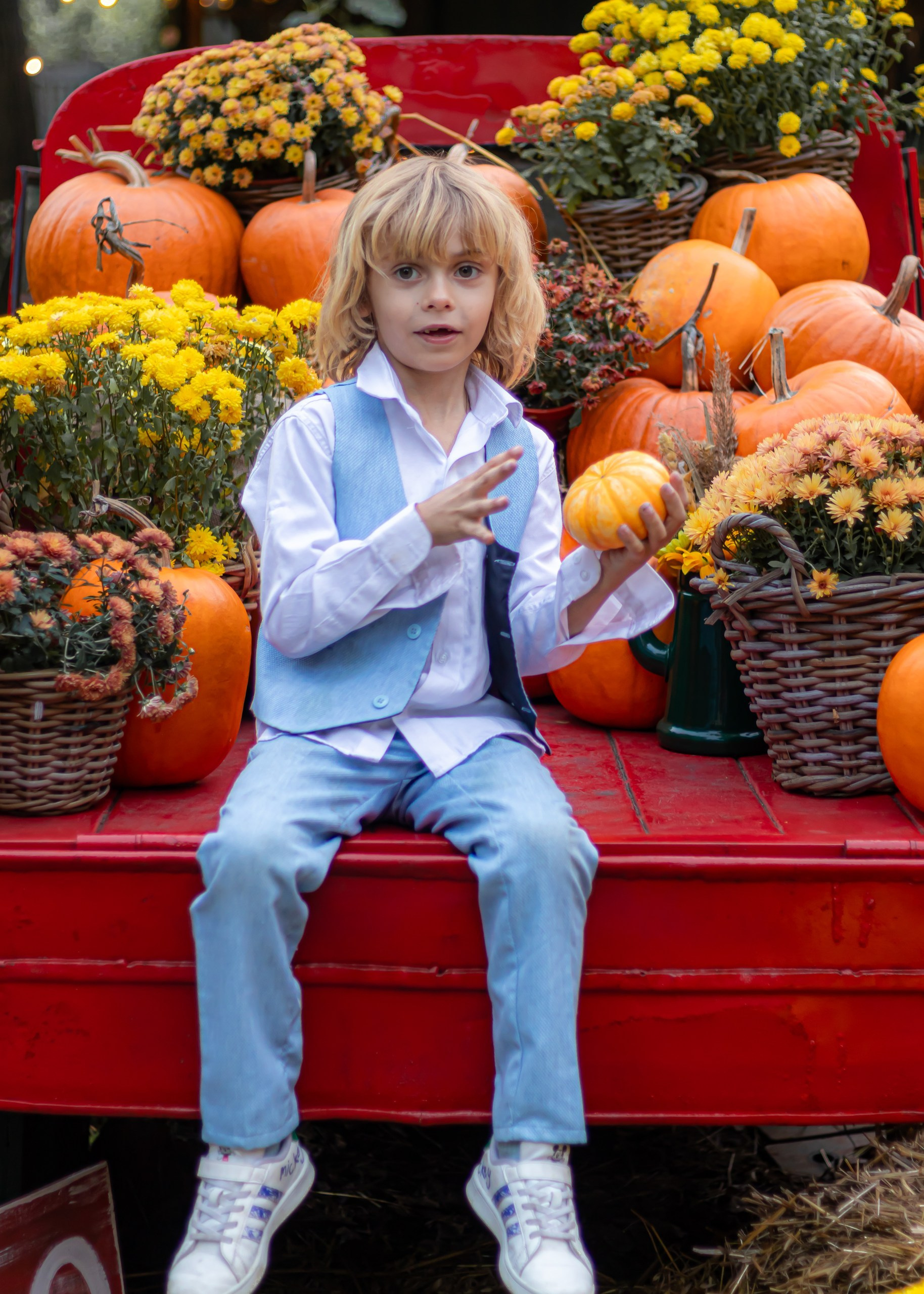 Ребёнок сидит среди осенних тыкв на фотозоне — детская осенняя фотосессия, фотограф Карасёва Елена
