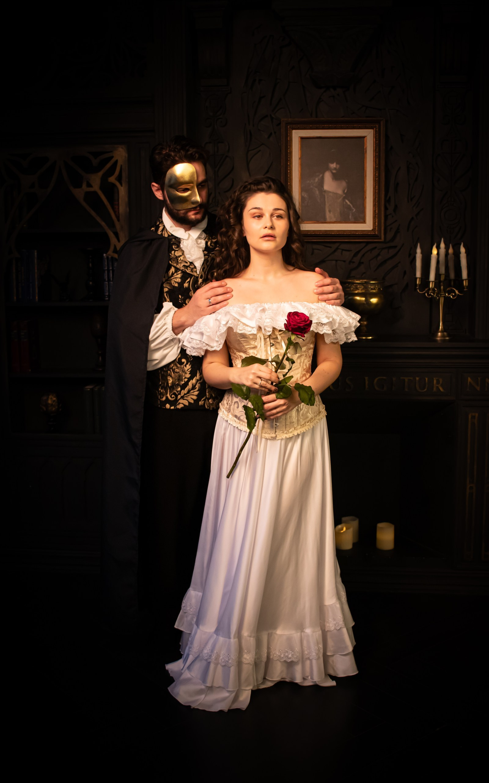 Мужчина в маске обнимает девушку, динамичный кадр Love Story Призрак Оперы, фотограф Карасёва Елена