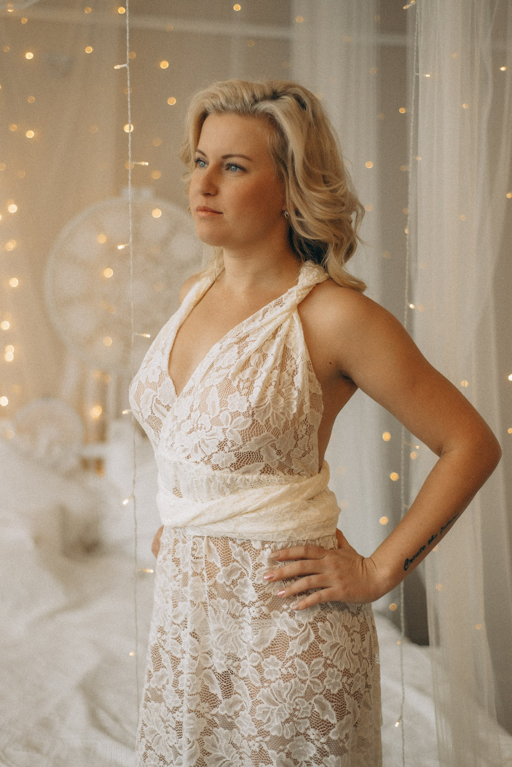 Эстетичный женский портрет Натали Каролин у окна. Мягкий естественный свет, утренний образ в белом белье. Будуарный фотограф в Новосибирске Василий Дан