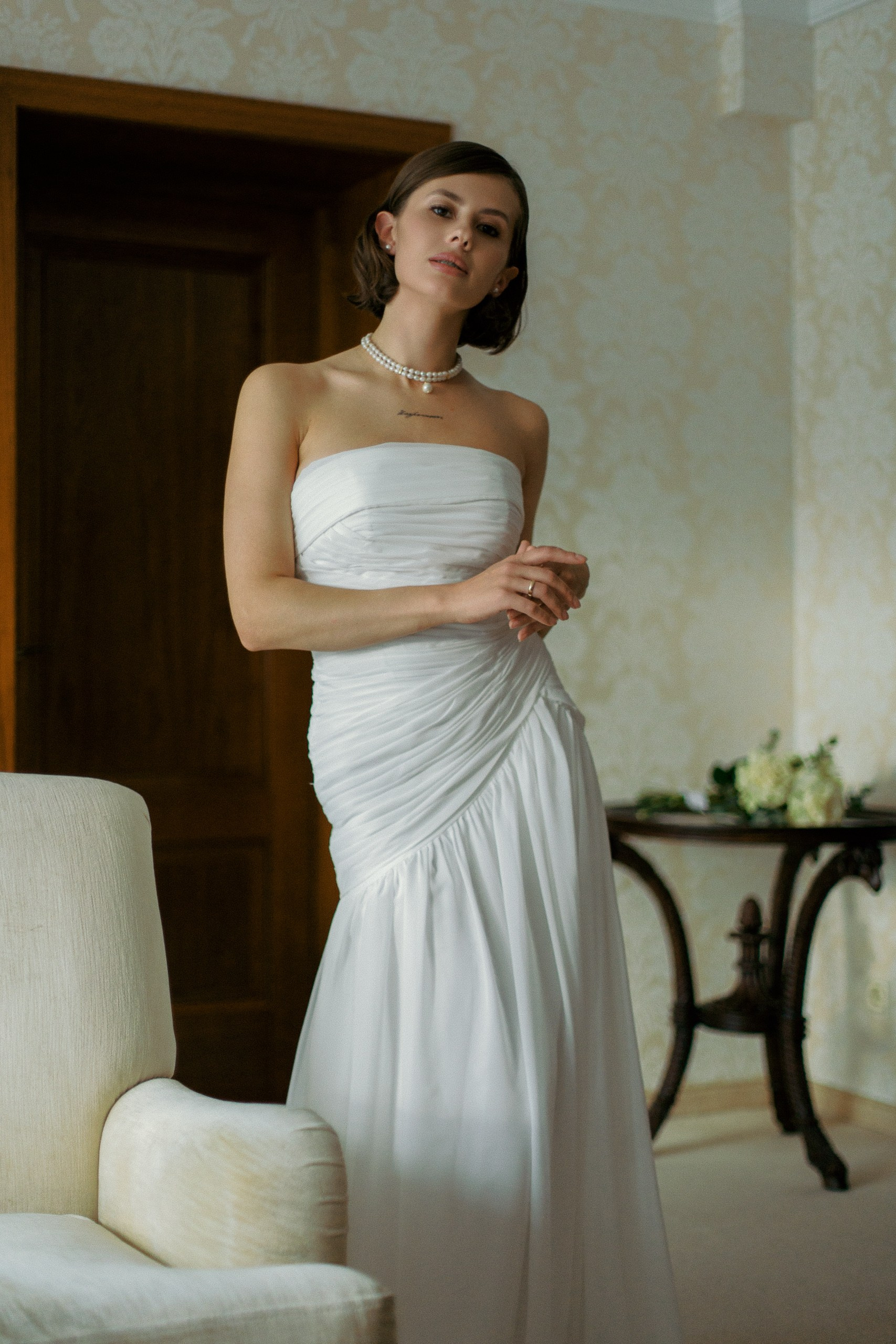 Портрет невесты у кресла — утро свадьбы в Петербурге, отель «Скандинавия»