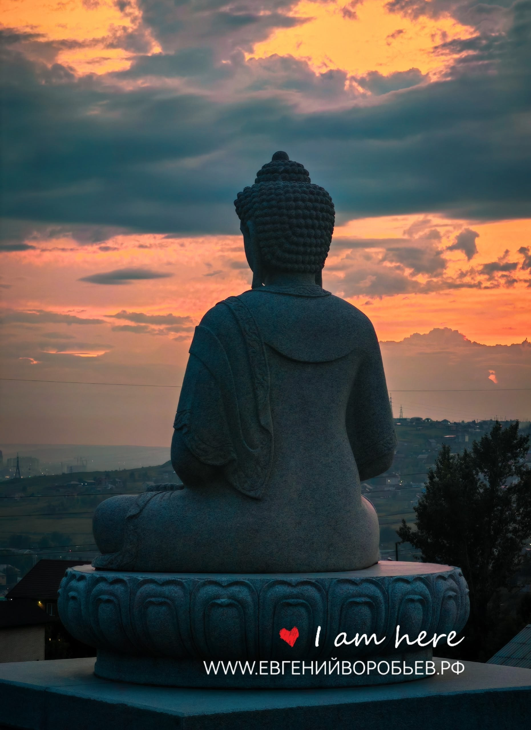 статуя Будды на закате экскурсии Красноярск индивидуальный тур фото интересные места что посмотреть куда сходить что посетить достопримечательности Красноярска фототур фотосессия аренда кабриолета аренда микроавтобуса трансфер цена заказать экскурсию программа маршрут смотровые площадки видовые красивые места Национальный парк заповедник Столбы Дивногорск Красноярская ГЭС путешествие туристический маршрут место силы Часовня Параскевы Пятницы Коммунальный мост остров Татышев Бобровый лог Николаевская сопка набережная Енисея село Овсянка музей Астафьева Караульная гора Виноградовский мост гид экскурсовод индивидуальная экскурсия фотосъемка виды на Енисей фанпарк Бобровый лог парк флоры и фауны Роев ручей Торгашинский хребет скала Такмак вантовый мост куда сходить цены расписание заказать онлайн экскурсионное обслуживание трансфер на комфортабельном автобусе Речной вокзал