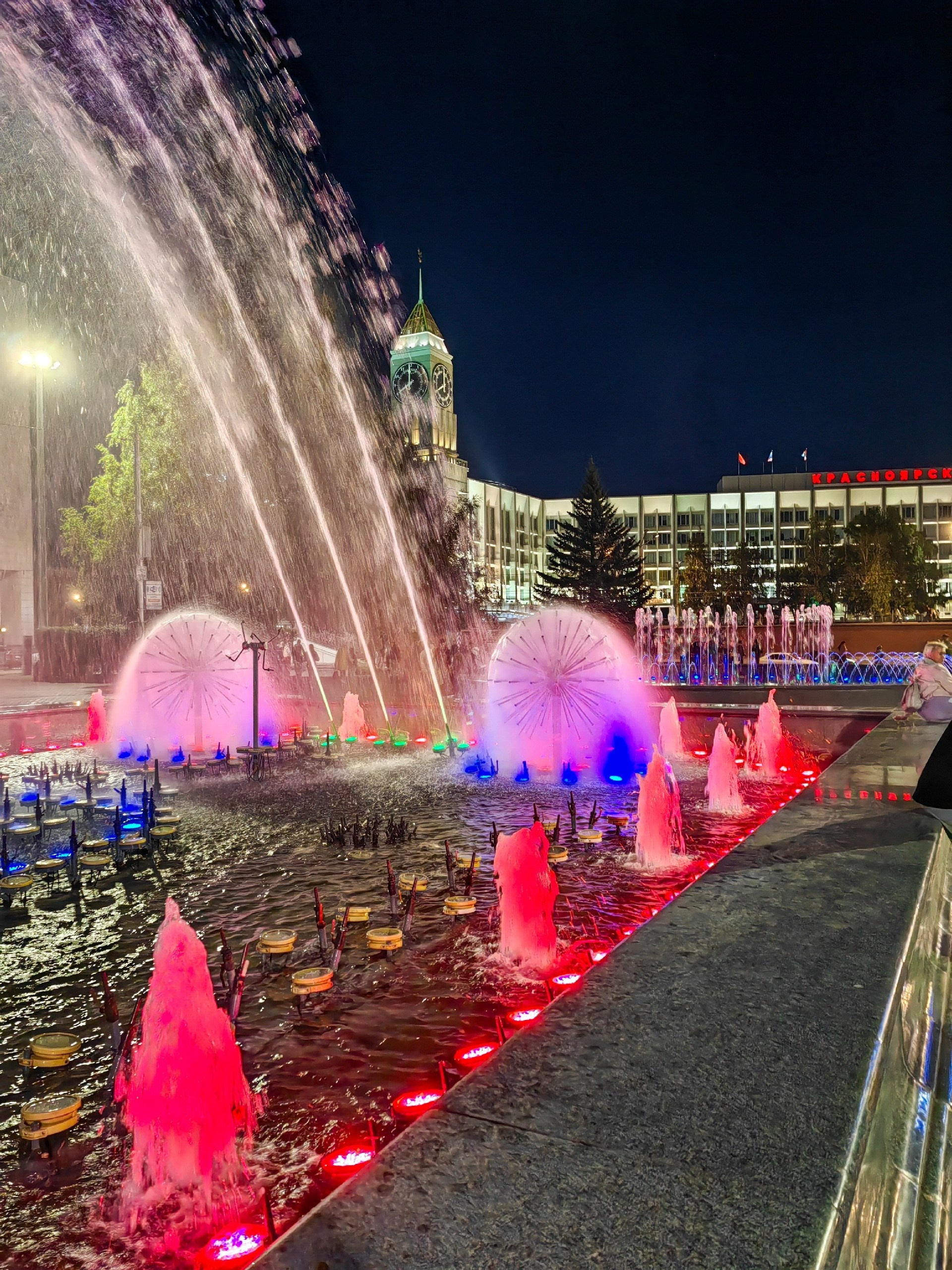 фонтан и бигбэн на театральной площади индивидуальная экскурсия Красноярск фототур фотосессия аренда кабриолета аренда микроавтобуса трансфер гид экскурсовод интересные места достопримечательности что посмотреть куда сходить что посетить смотровые площадки видовые красивые места Национальный парк заповедник Столбы Дивногорск Красноярская ГЭС путешествие туристический маршрут место силы Часовня Параскевы Пятницы Коммунальный мост остров Татышев Бобровый лог Николаевская сопка набережная Енисея село Овсянка музей Астафьева Караульная гора Виноградовский мост виды на Енисей фанпарк Бобровый лог парк флоры и фауны Роев ручей Торгашинский хребет скала Такмак вантовый мост куда сходить цены расписание заказать онлайн экскурсионное обслуживание трансфер на комфортабельном автобусе цена заказать экскурсию программа маршрут Речной вокзал