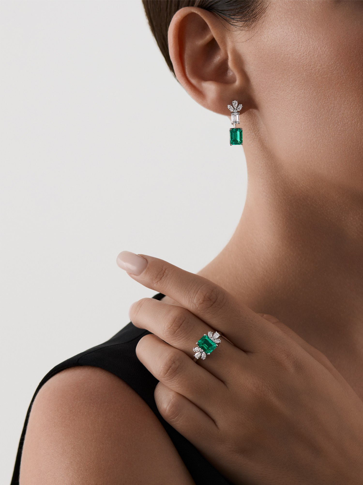 Каталожное фото - комплект серьги и кольцо с изумрудами на модели UCCRASHE