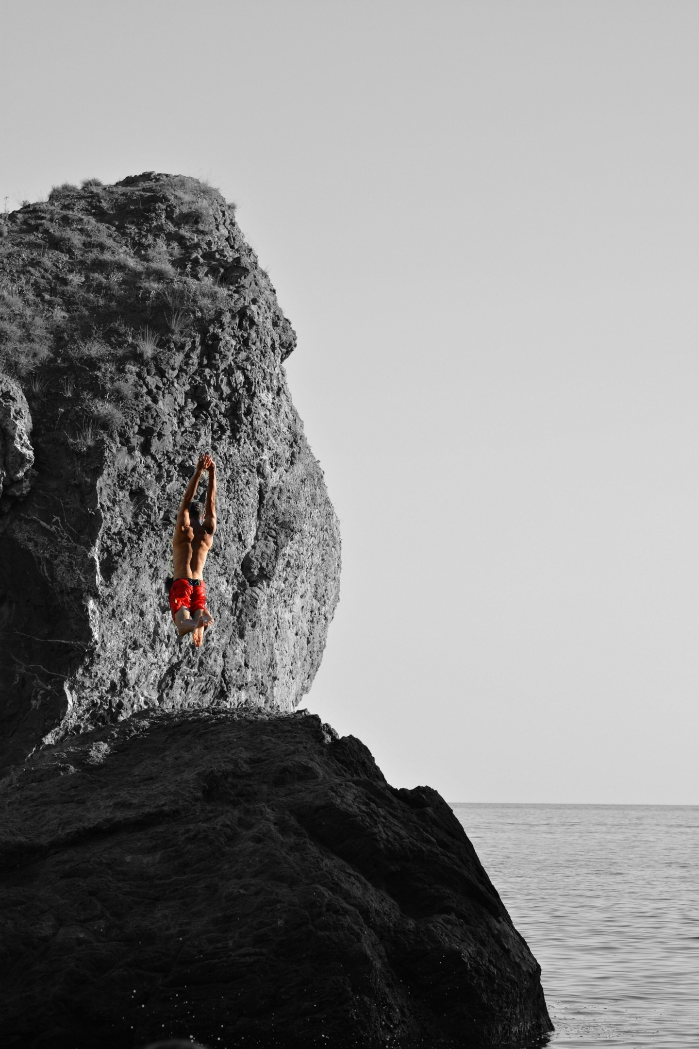 Прыгающий человек на фоне морского берега