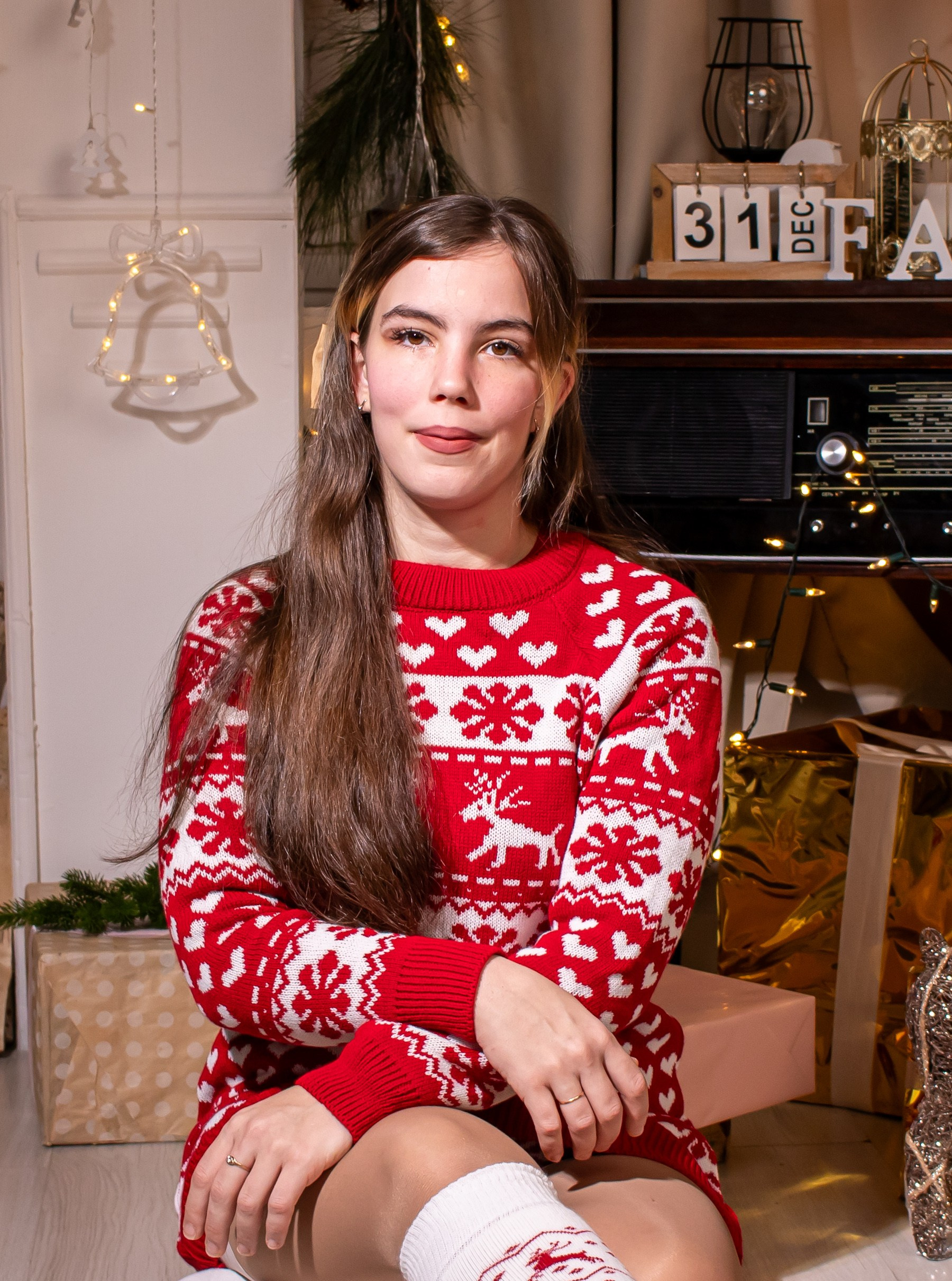 Мама позирует у ёлки в нежном образе, зимняя фотосессия