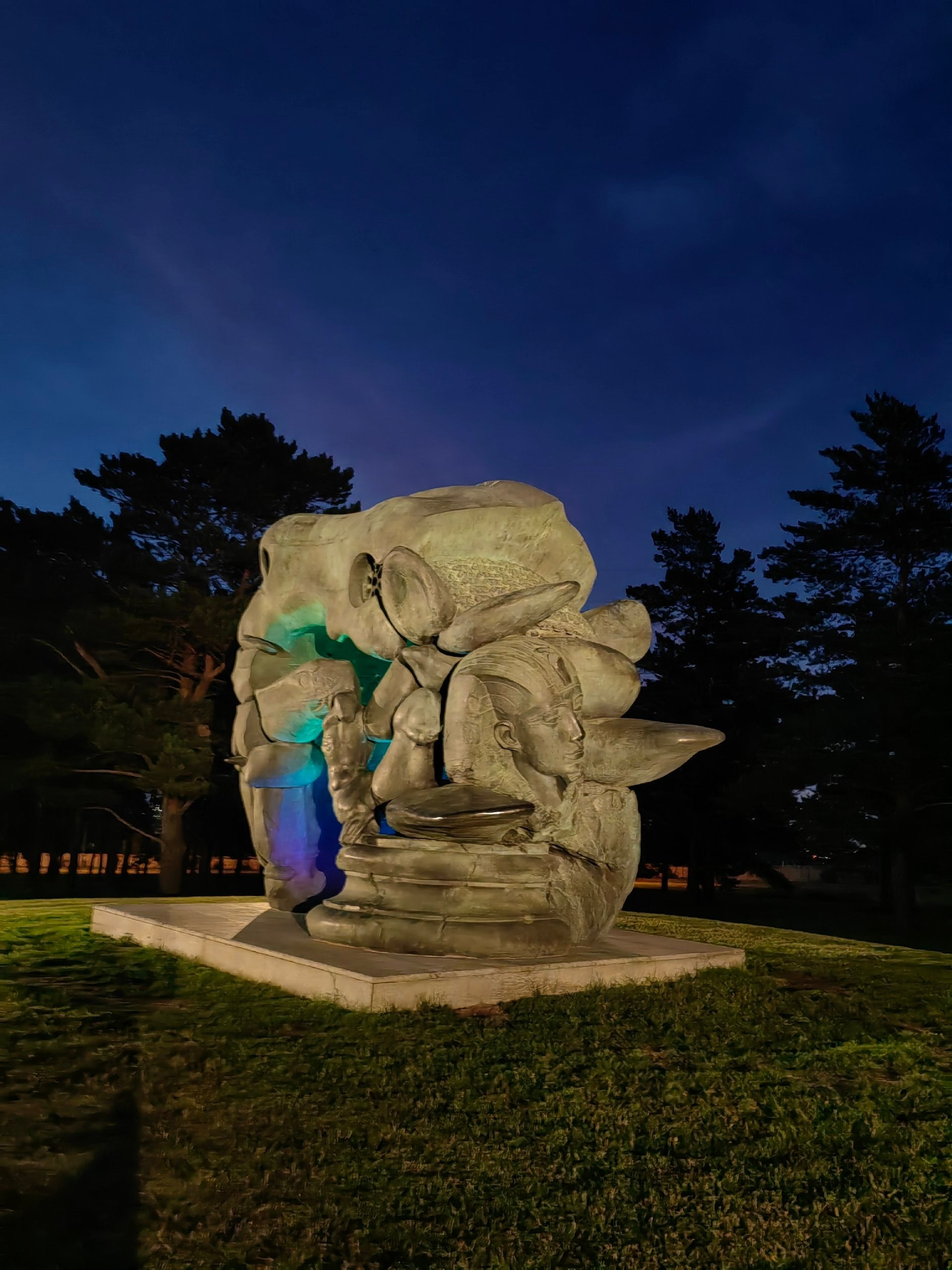 экскурсии Красноярск достопримечательности интересные места в Красноярске что посмотреть где побывать Сибирь скульптура Трасформация скульптор Даши Намдаков памятник СФУ фотосессия фотограф Красноярск индивидуальный личный гид по городу путеводитель Красноярск туризм