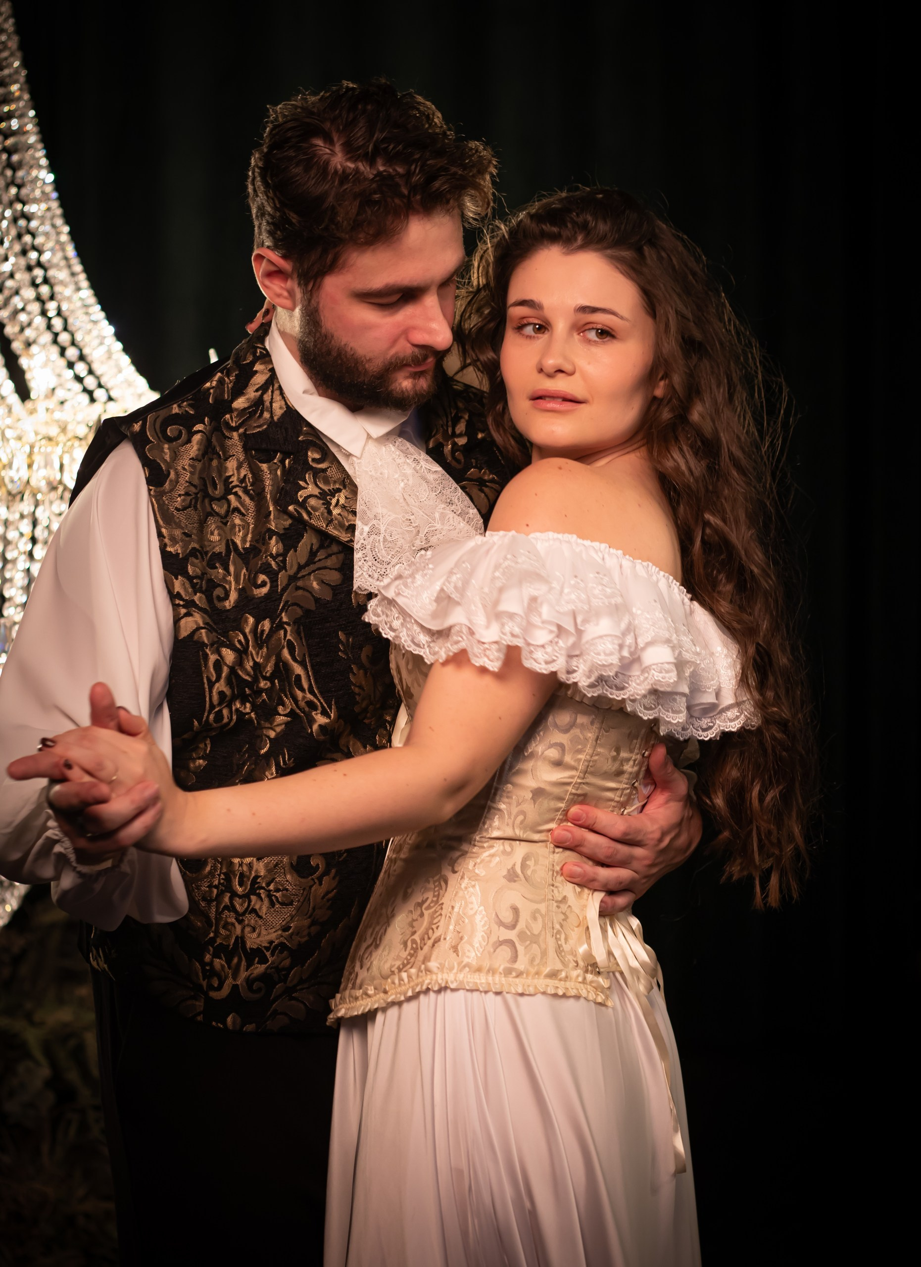 Романтичная пара обнимается у камина, художественная съёмка в стиле Призрак Оперы, фотограф Карасёва Елена