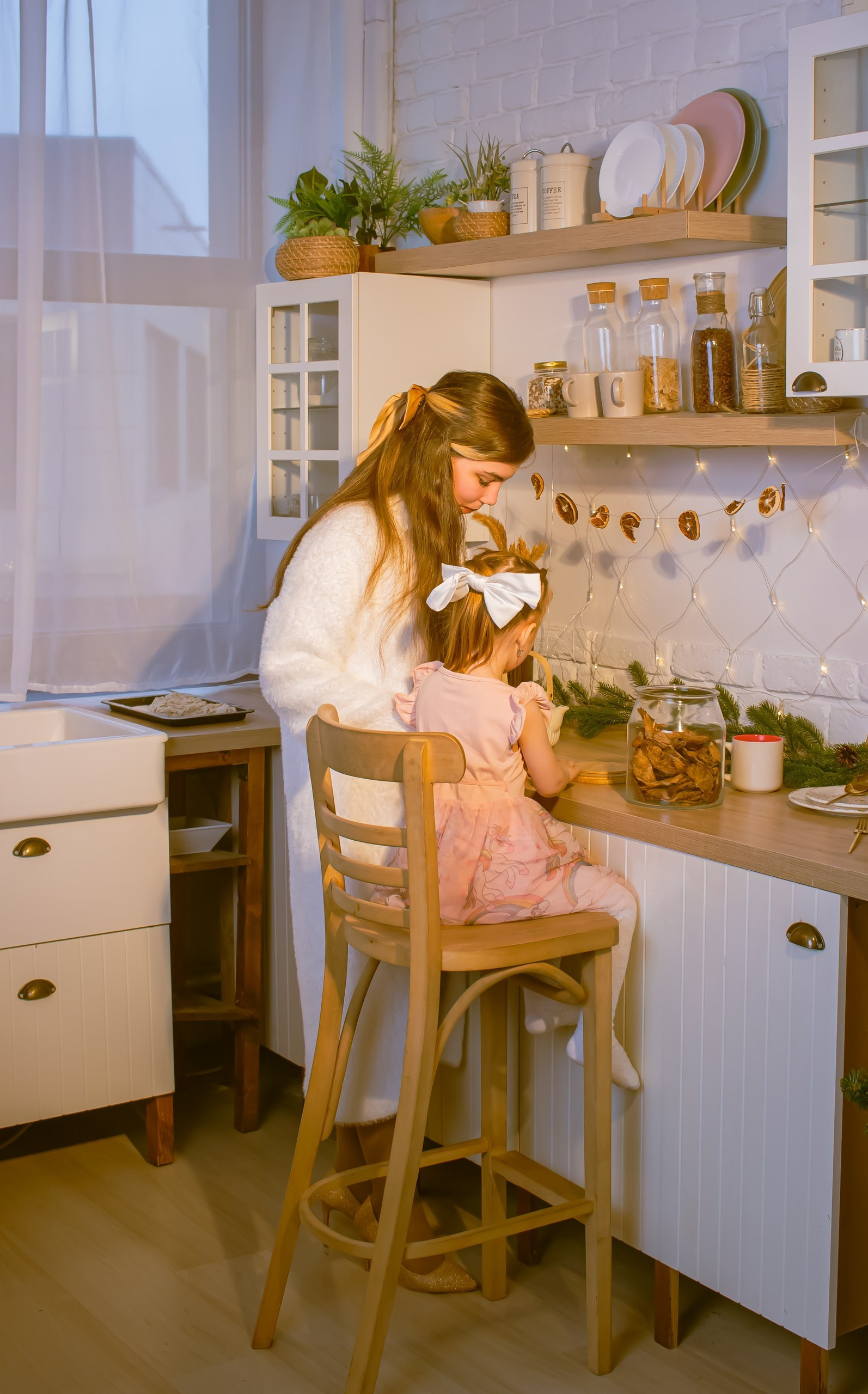 Мама и дочка украшают пряники на новогодней фотосессии, уютная домашняя атмосфера, фотограф Карасёва Елена