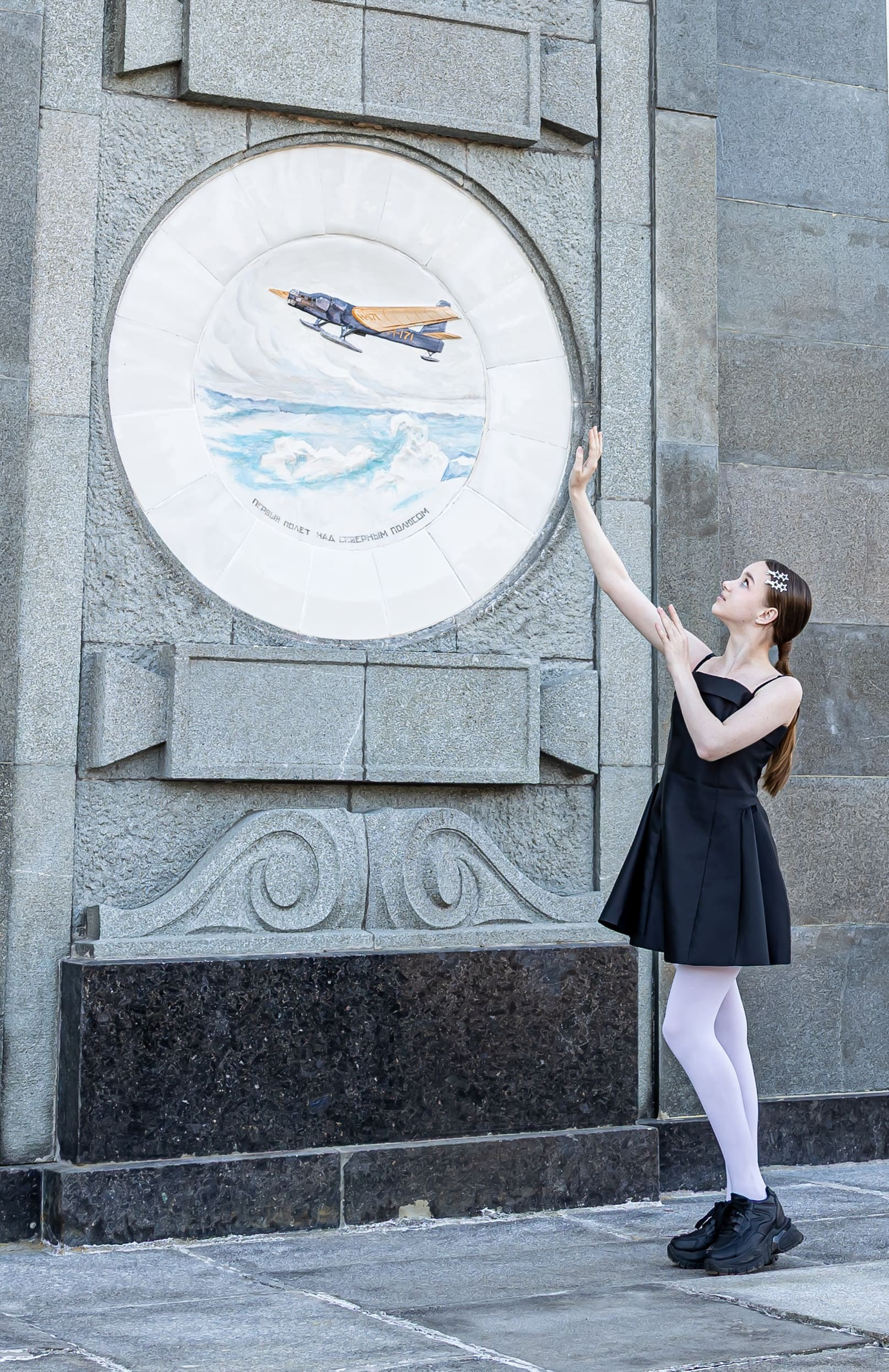 девушка у декоративной стены фотосессия Москва