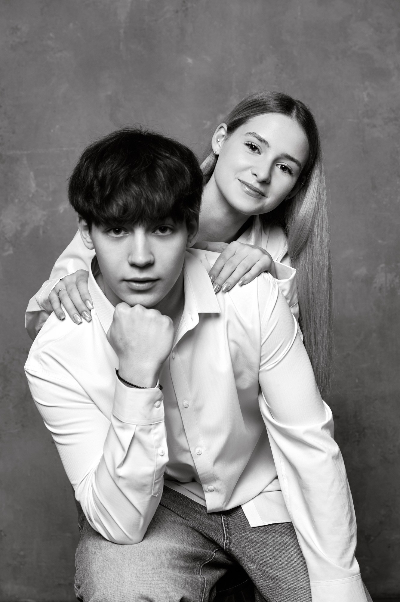 Студийный чёрно-белый портрет пары крупным планом