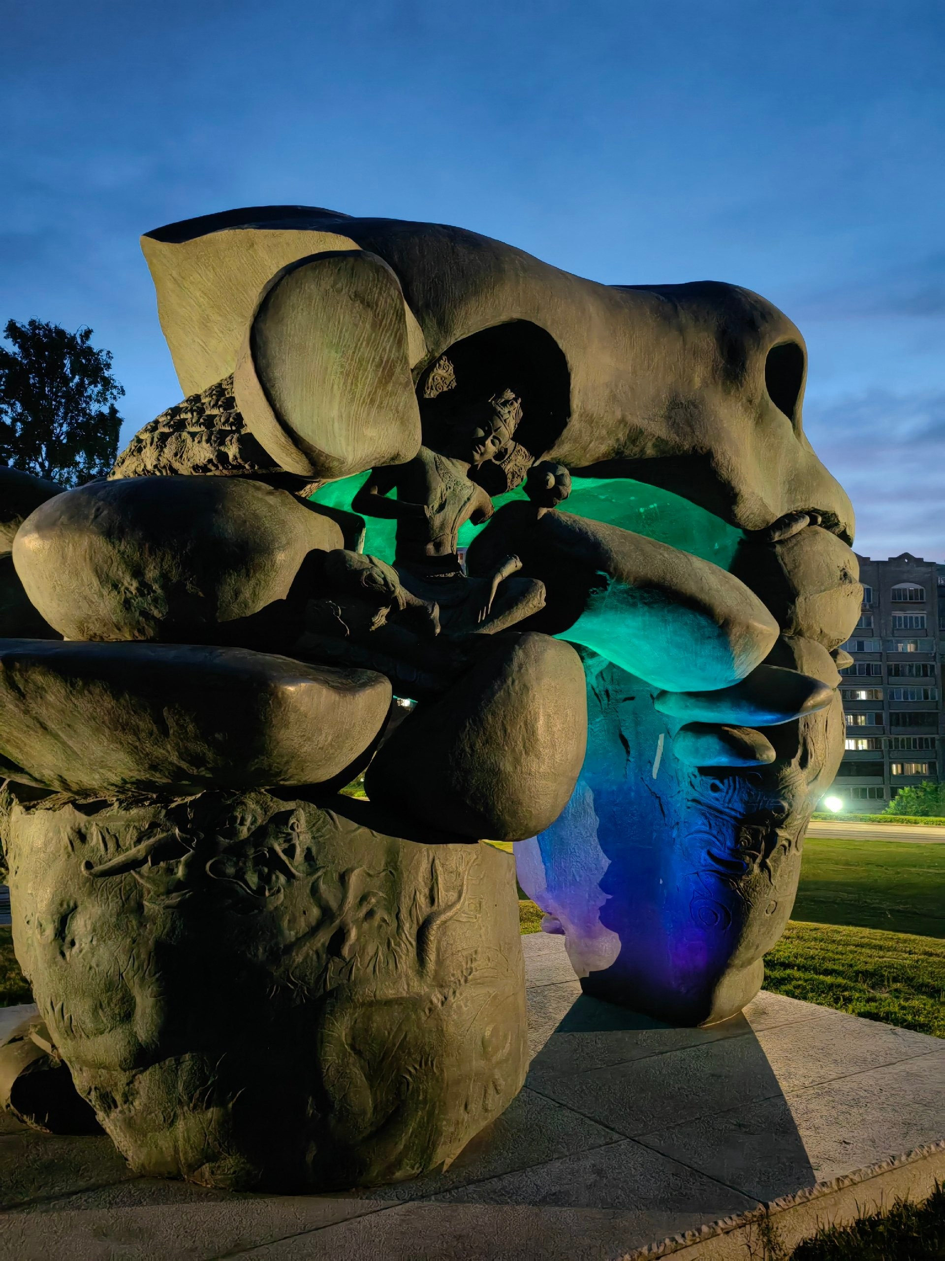 фотосессия фотограф Красноярск памятник СФУ Даши Намдаков скульптор Трасформация скульптура Сибирь где побывать что посмотреть в Красноярске места интересные достопримечательности экскурсии Красноярск индивидуальный личный гид по городу путеводитель Красноярск туризм