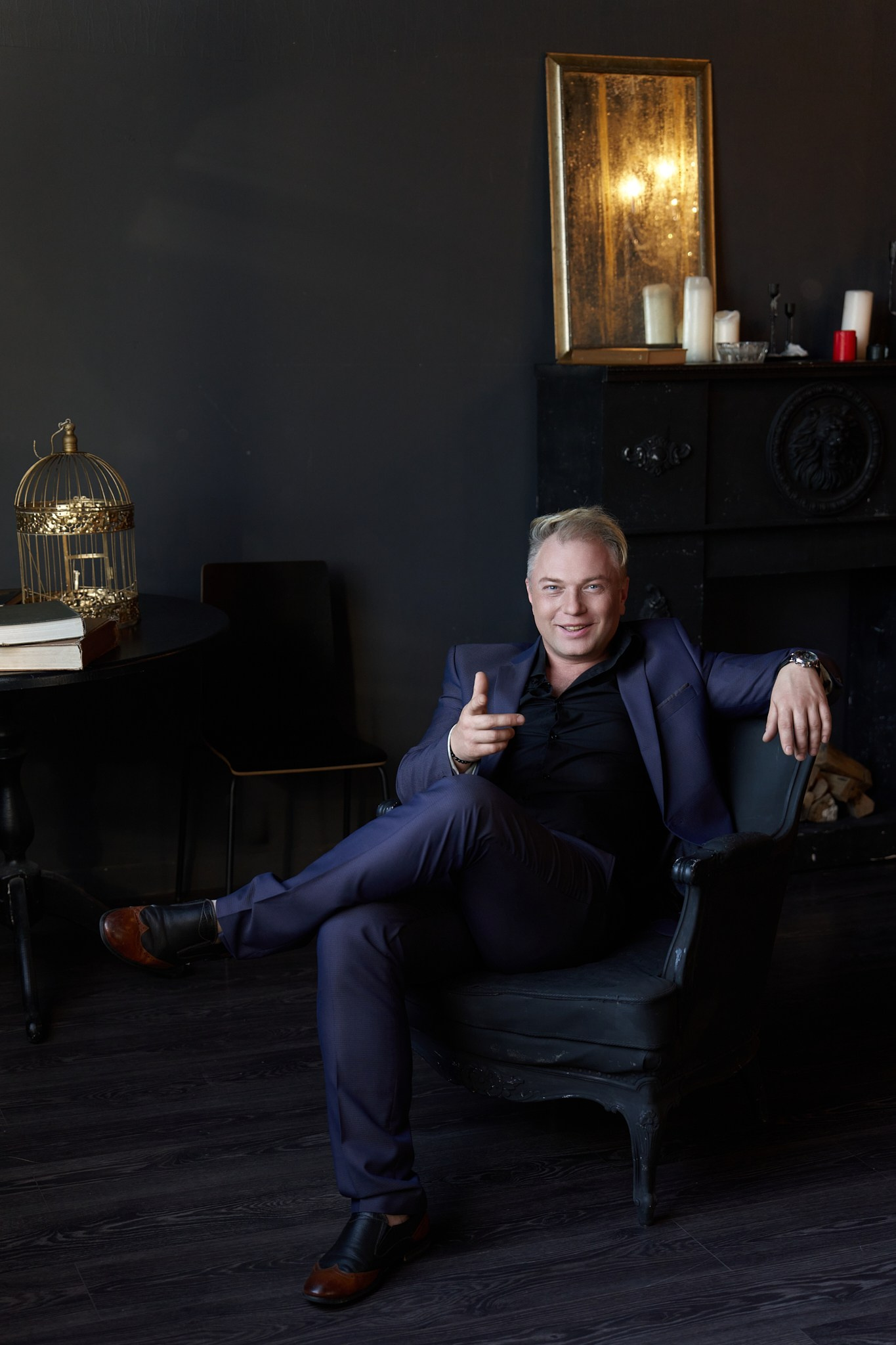 Фотосессия Ильи в интерьерах фотостудии