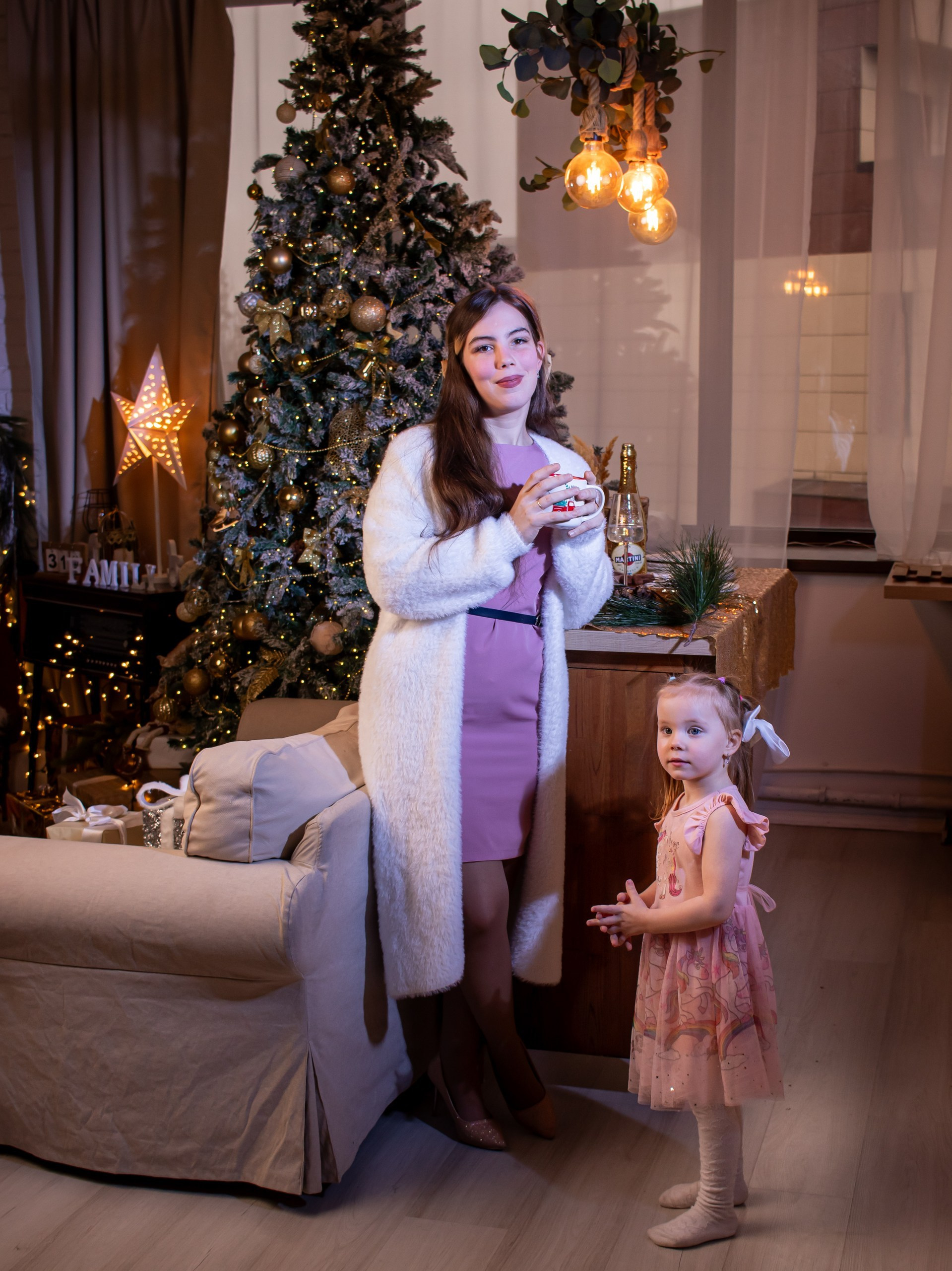 Новогодняя фотосессия мамы и дочки у ёлки, тёплая семейная атмосфера, фотограф Карасёва Елена