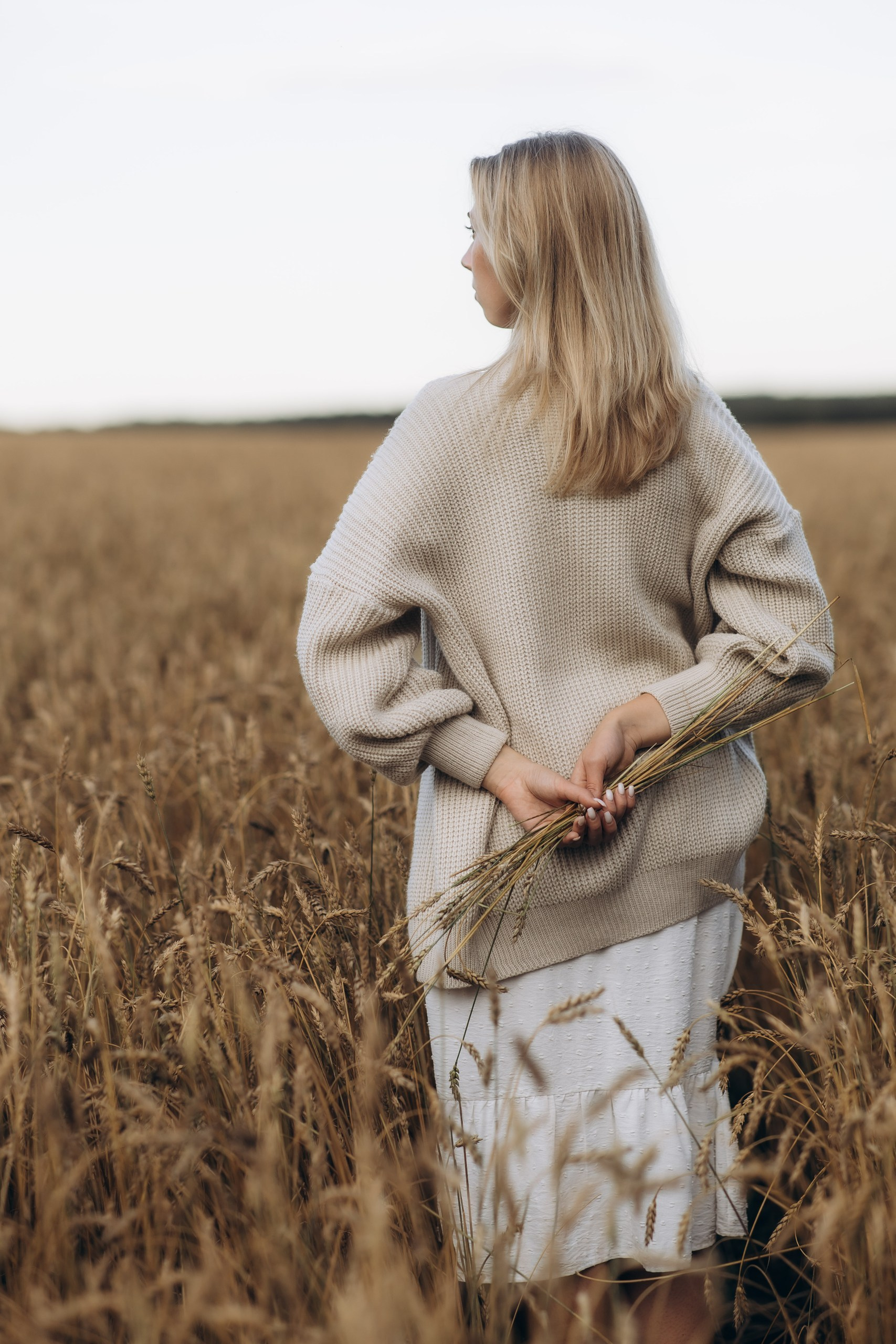 Женская фотосессия в пшеничном поле