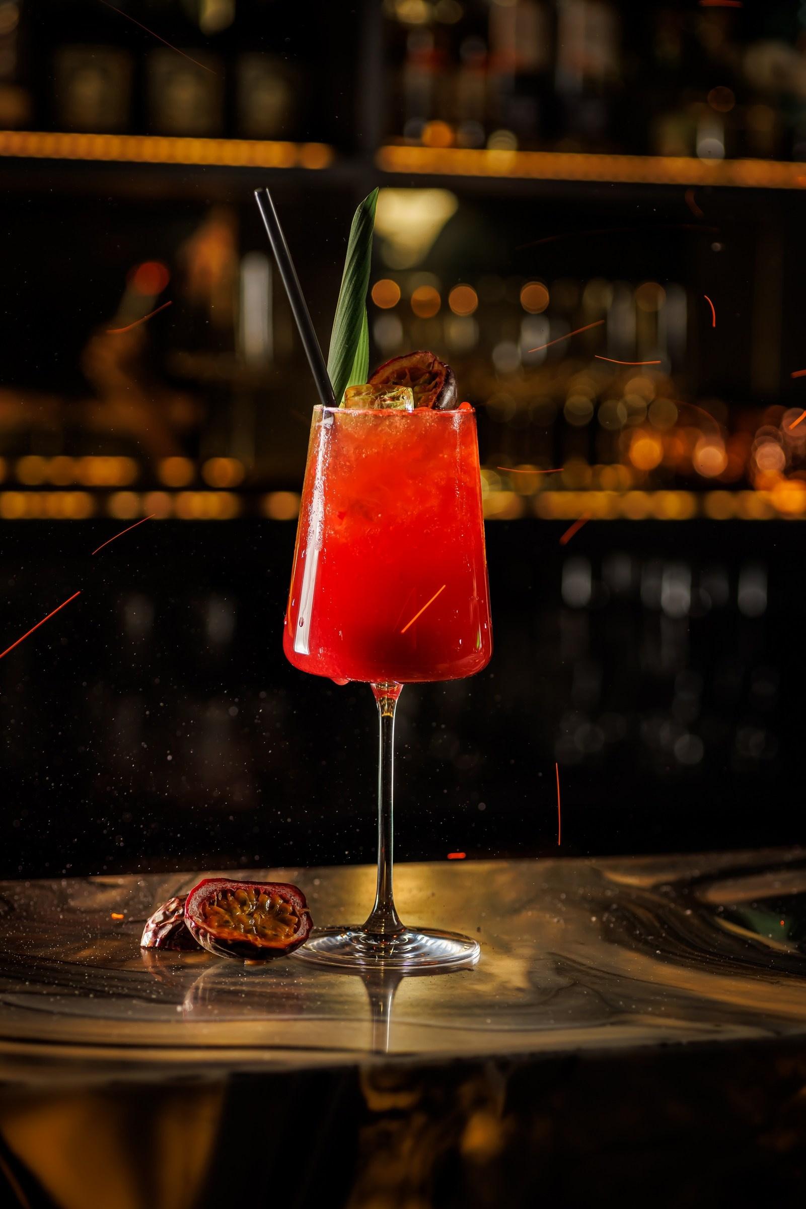 Фотография коктейля в стекле с подсветкой