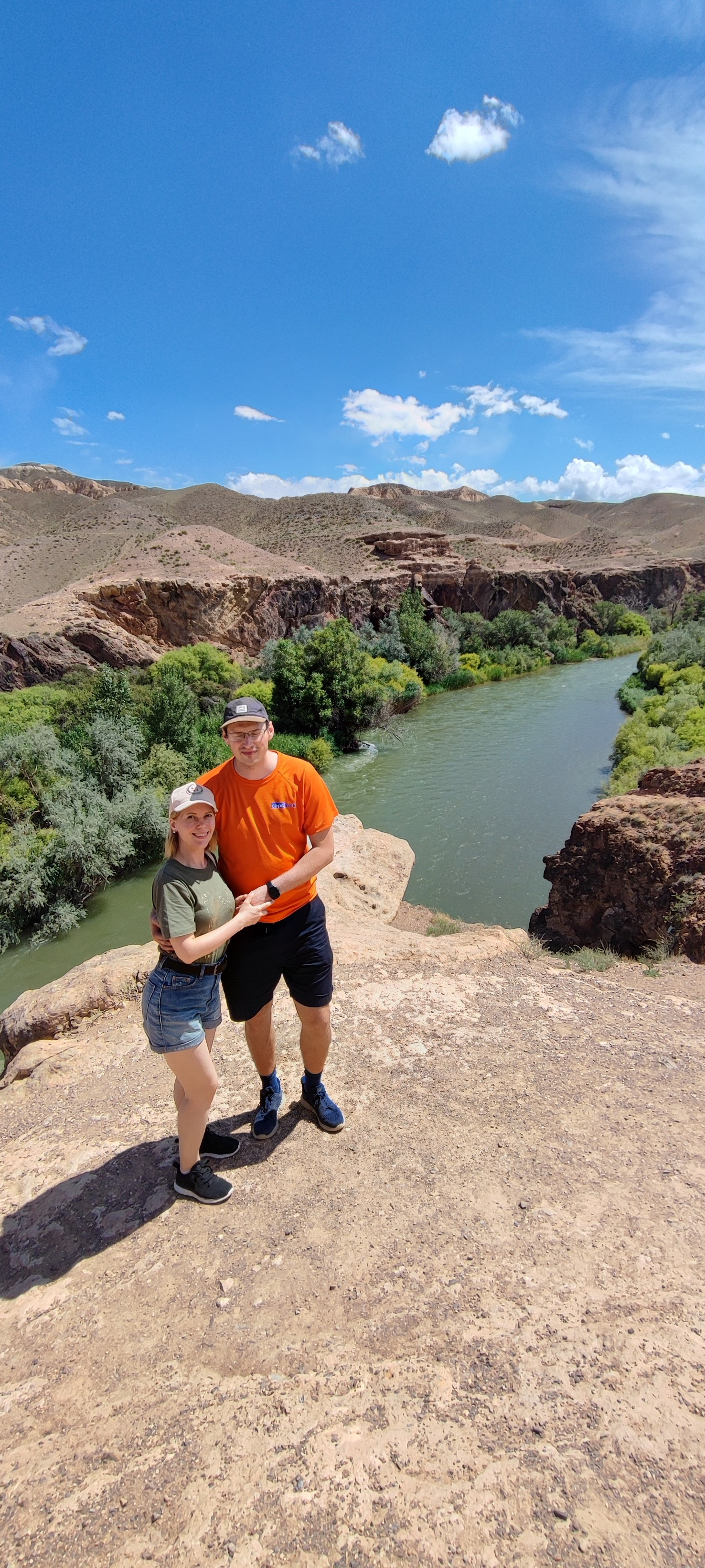 Экскурсия и тур на три каньона реки Чарын. Три каньона: Чарынский, Лунный и Черный в Алматинской области