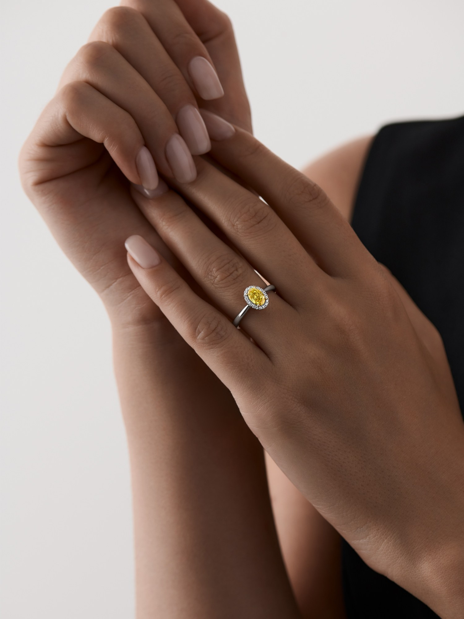 Каталожное фото - кольцо из белого золота с бриллиантом на модели UCCRASHE