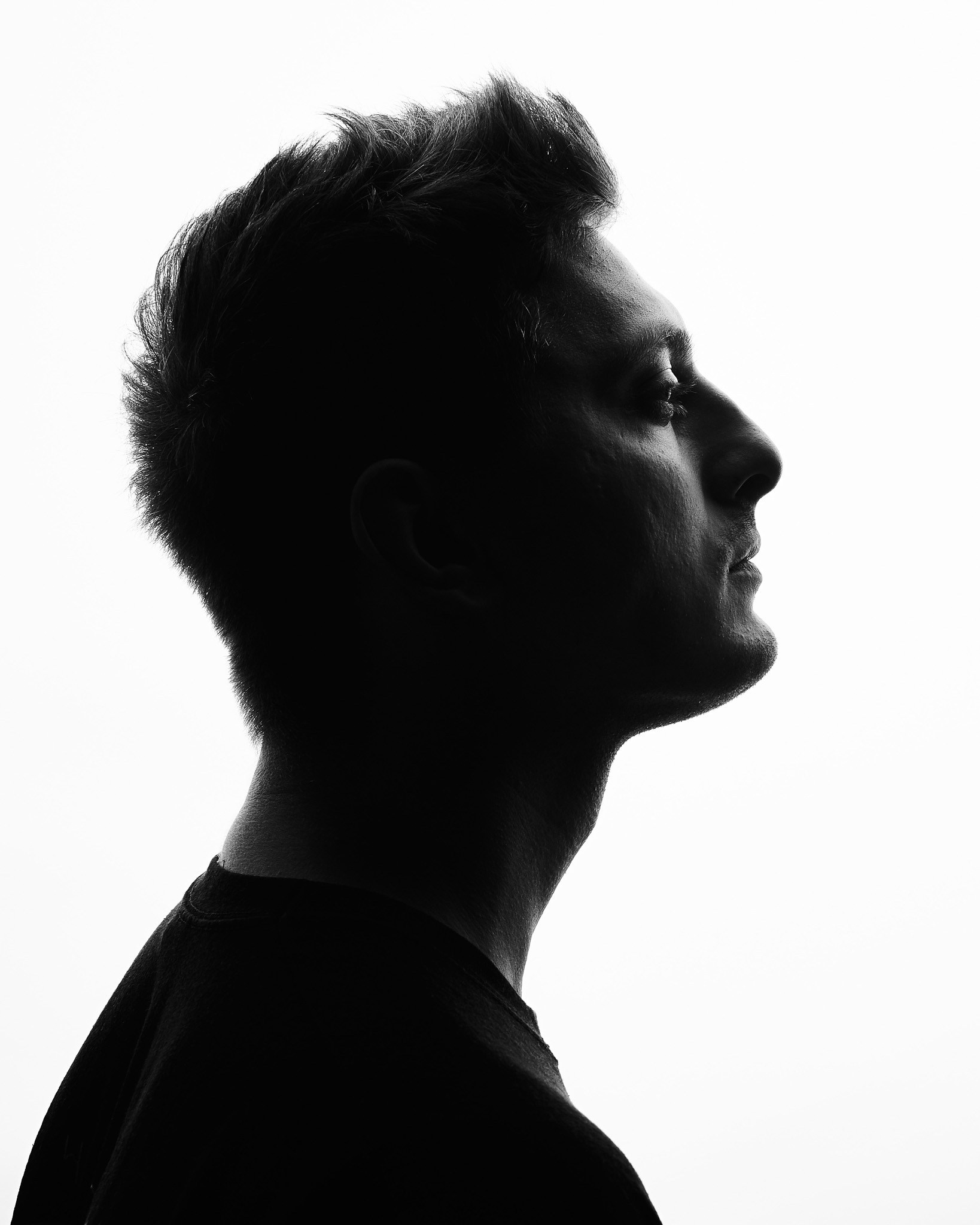 Фотограф Роман Романов — мужской черно-белый портрет в профиль в высоком контрасте.