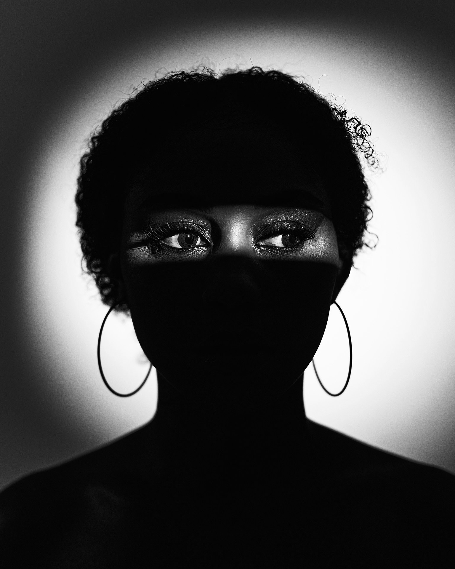 Съемка женского портрета с креативным светом в студии