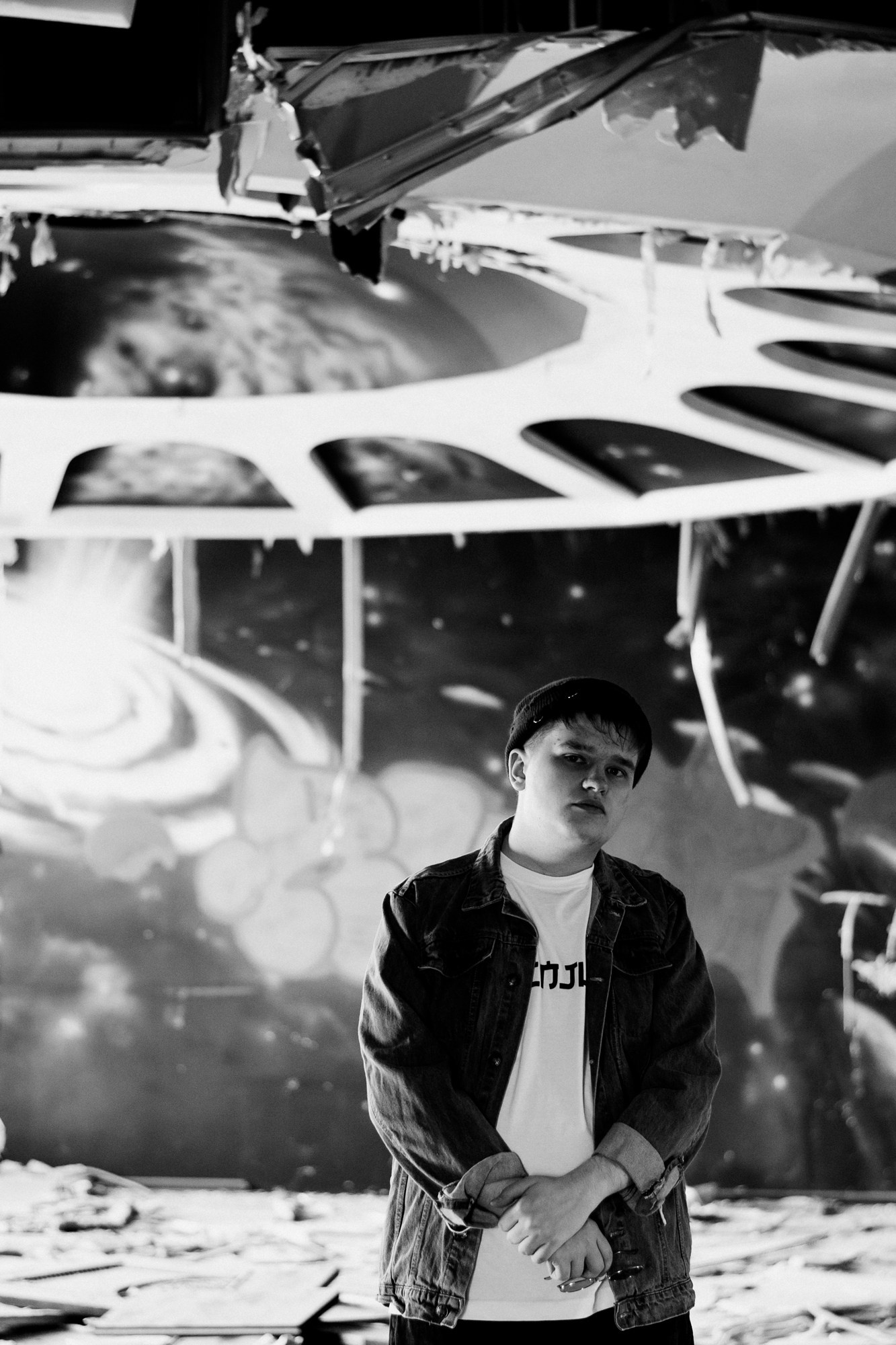 Геометрия пространства и человек, мужская съемка на заброшке