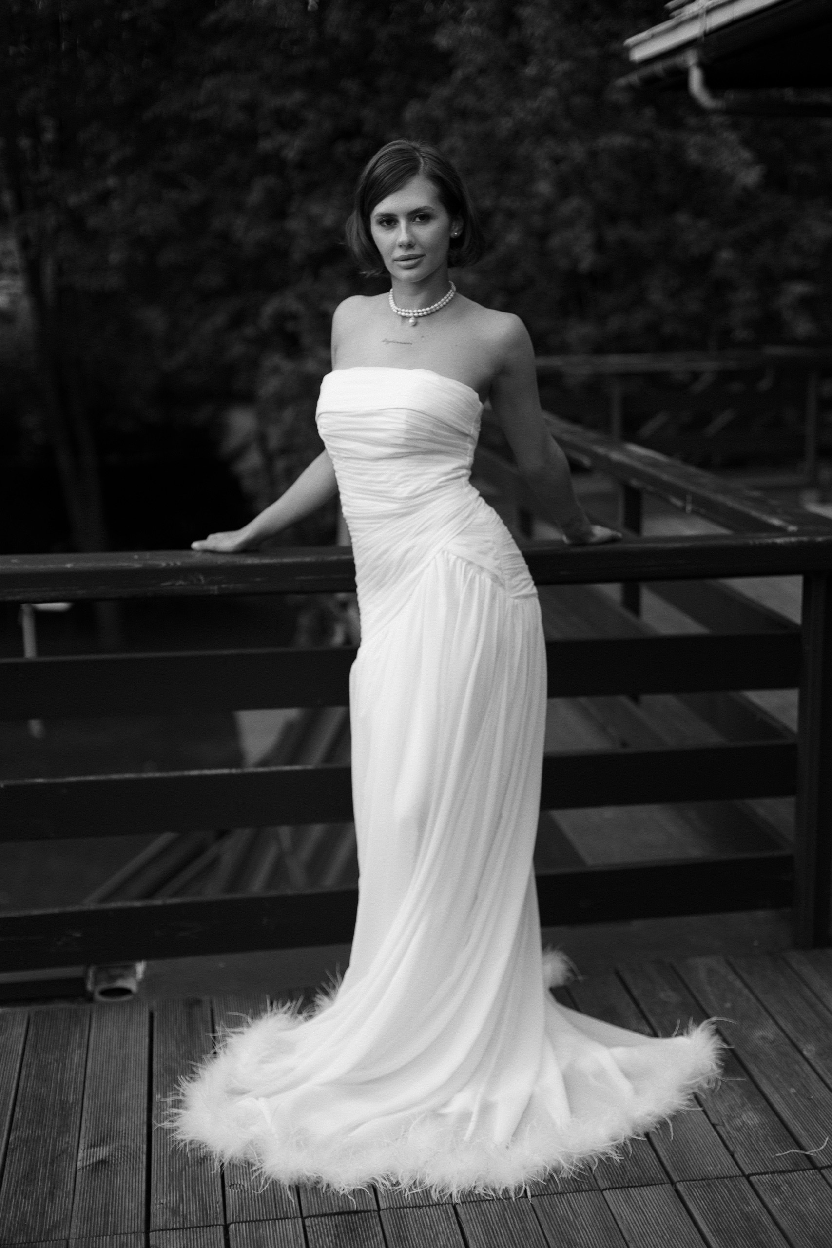 Невеста в свадебном платье на террасе — чёрно-белая съёмка в отеле «Скандинавия»