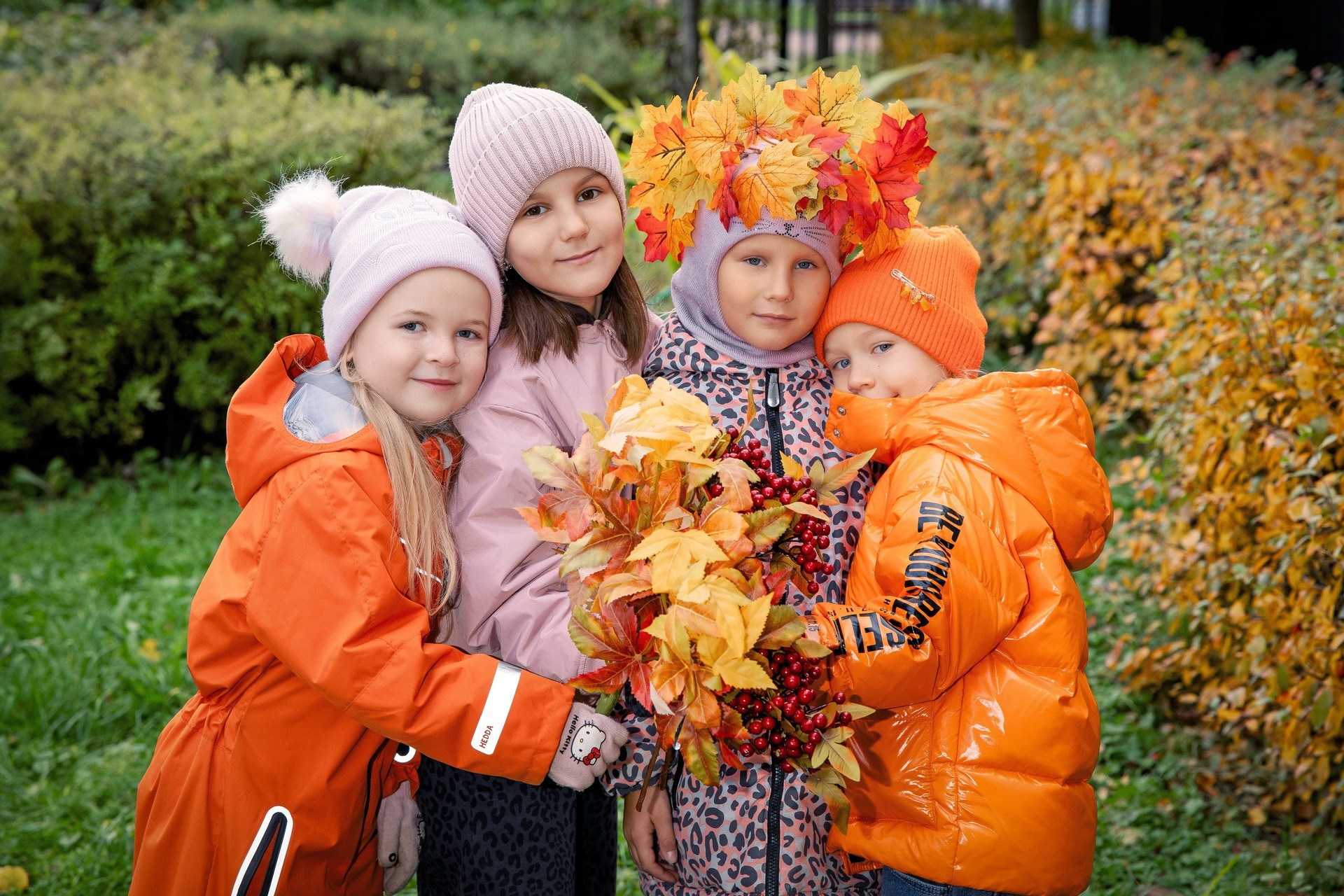 выпускной альбом для детского сада: девочки с букетом осенних листьев